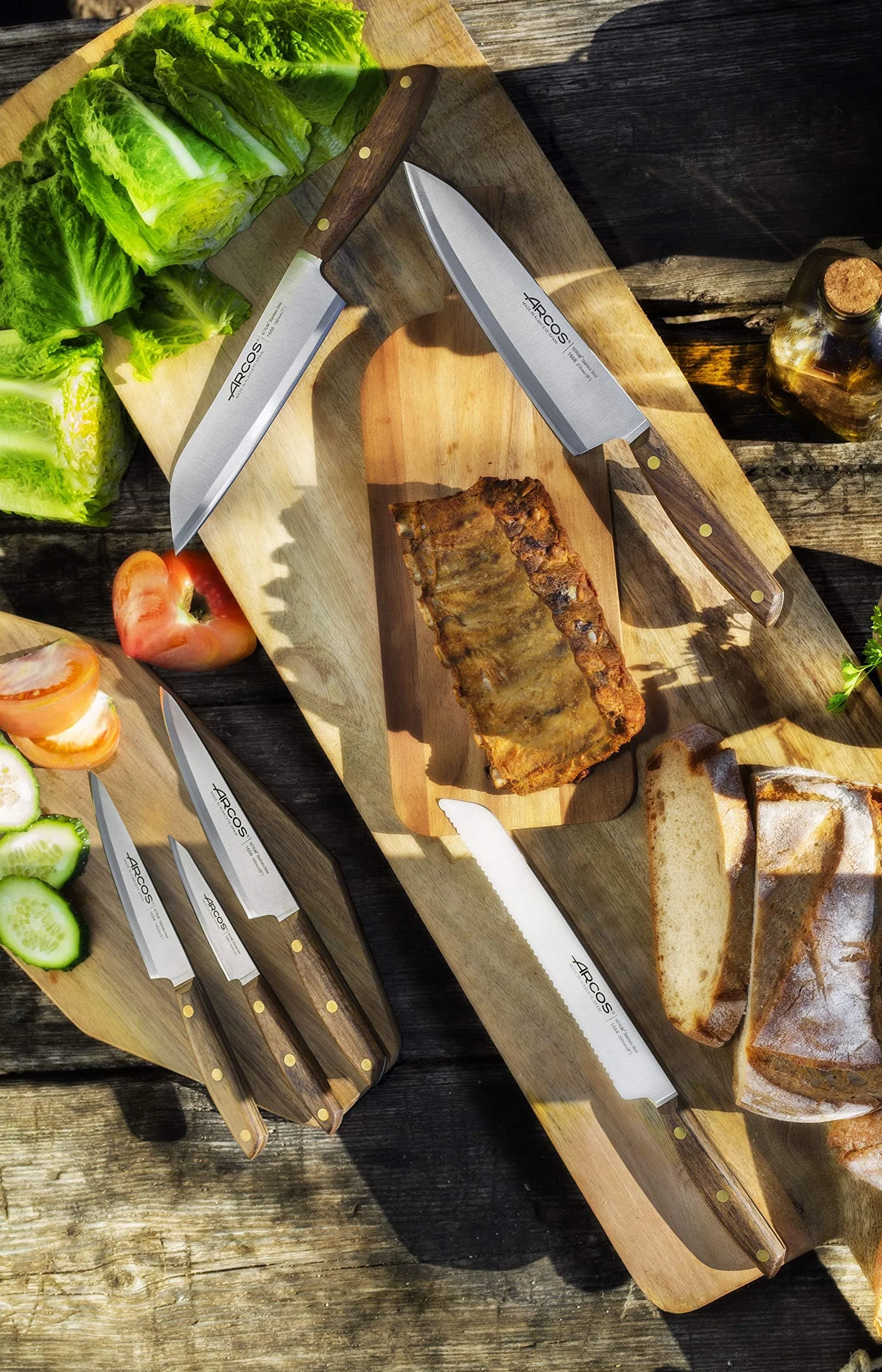 ARCOS Noże Santoku i ze stali. Japoński nóż kuchenny do ryb, mięsa i warzyw. Uchwyt z drewna Ovengkol 100% naturalnego FSC i ostrze 190mm. Seria Nordika. Kolor brązowy.