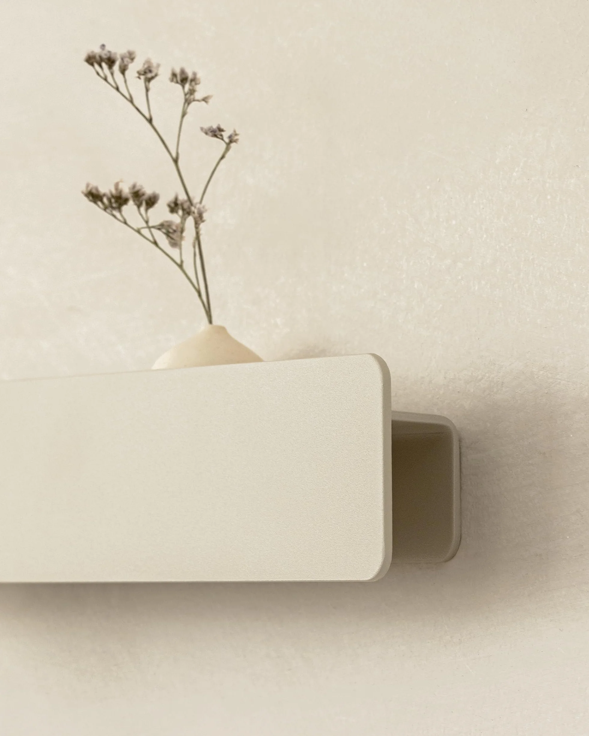 Kazai. Tablica na klucze 'Kian' | Minimalistyczny design haka z Berlina | Nowoczesny metalowy uchwyt z półką | Regał jako mebel do przedpokoju na ścianę | Taupe Piaskowy