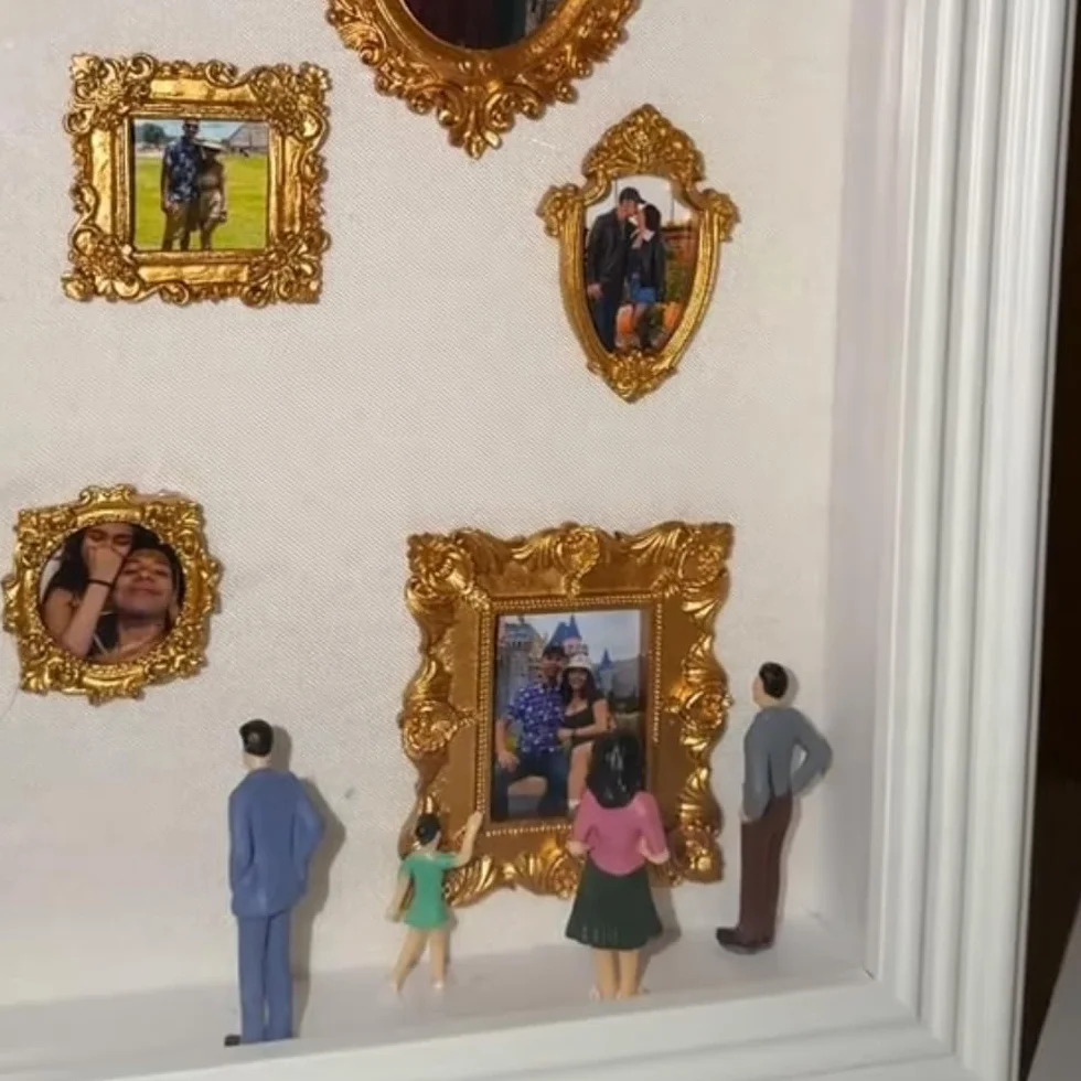 DIY Mini Muzeum Sylwetka Pudełko Cieniowe, Spersonalizowana ekspozycja na Cień do Zdjęć z mini figurkami i mini złotymi ramkami, świętuj swoje wyjątkowe wspomnienia w dobrym stylu