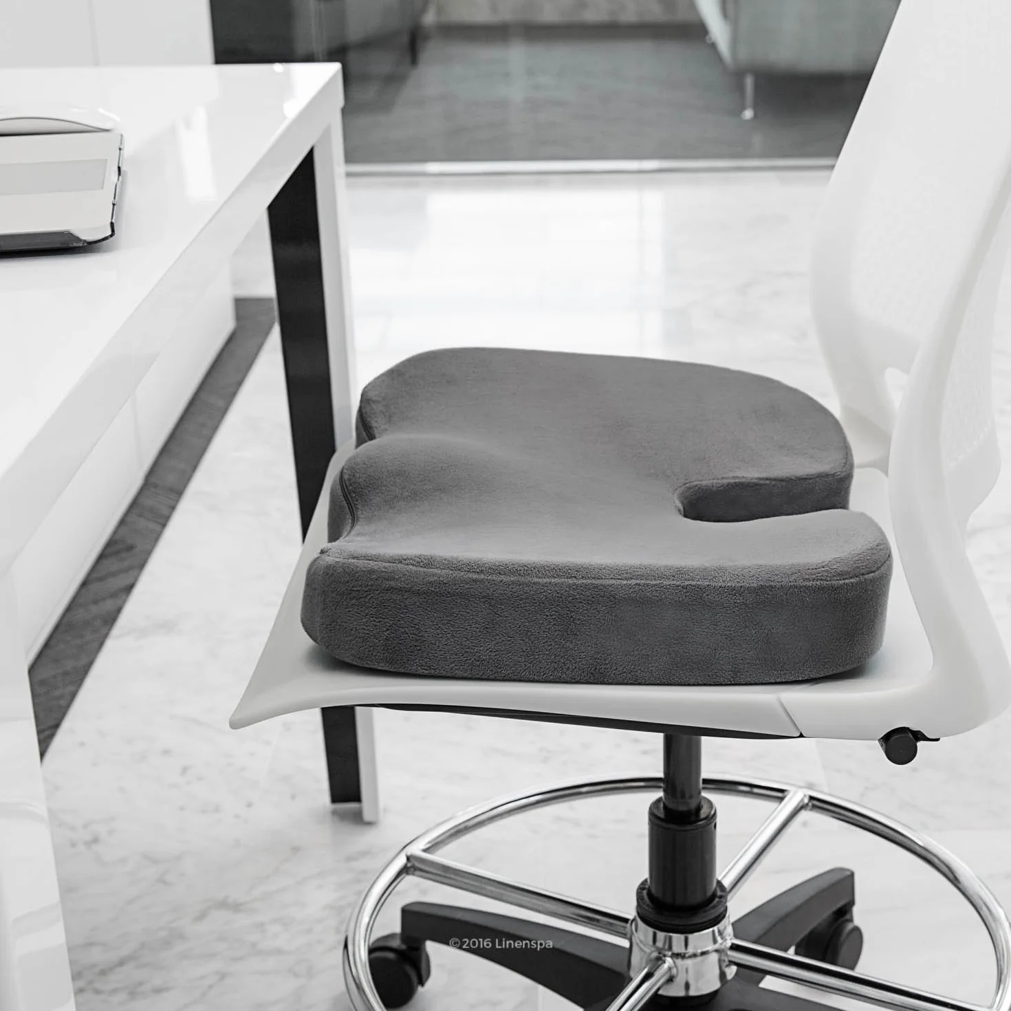 Linenspa Ergonomiczna poduszka do siedzenia z pianki żelowej – komfort kości ogonowej/Coccyx – poduszka do siedzenia na krzesło biurowe, samochód i do siedzenia przez cały dzień