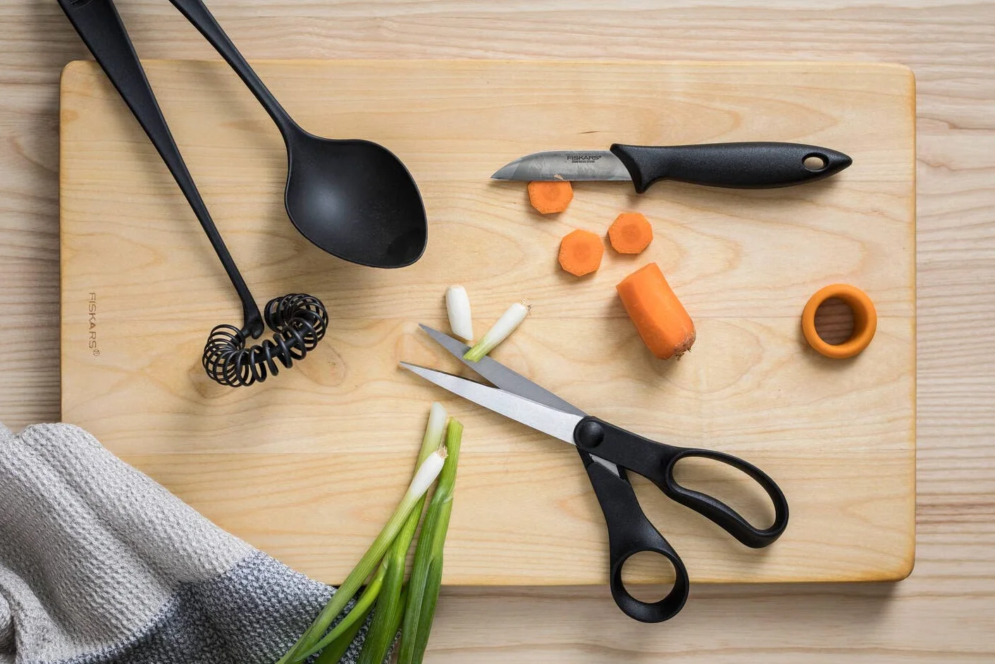 Fiskars Łyżka do zupy z niekapiącym brzegiem, Essential, Plastik, Długość: 28 cm, Pojemność: 100 ml, Dla prawo- i leworęcznych, Czarna, 1065594