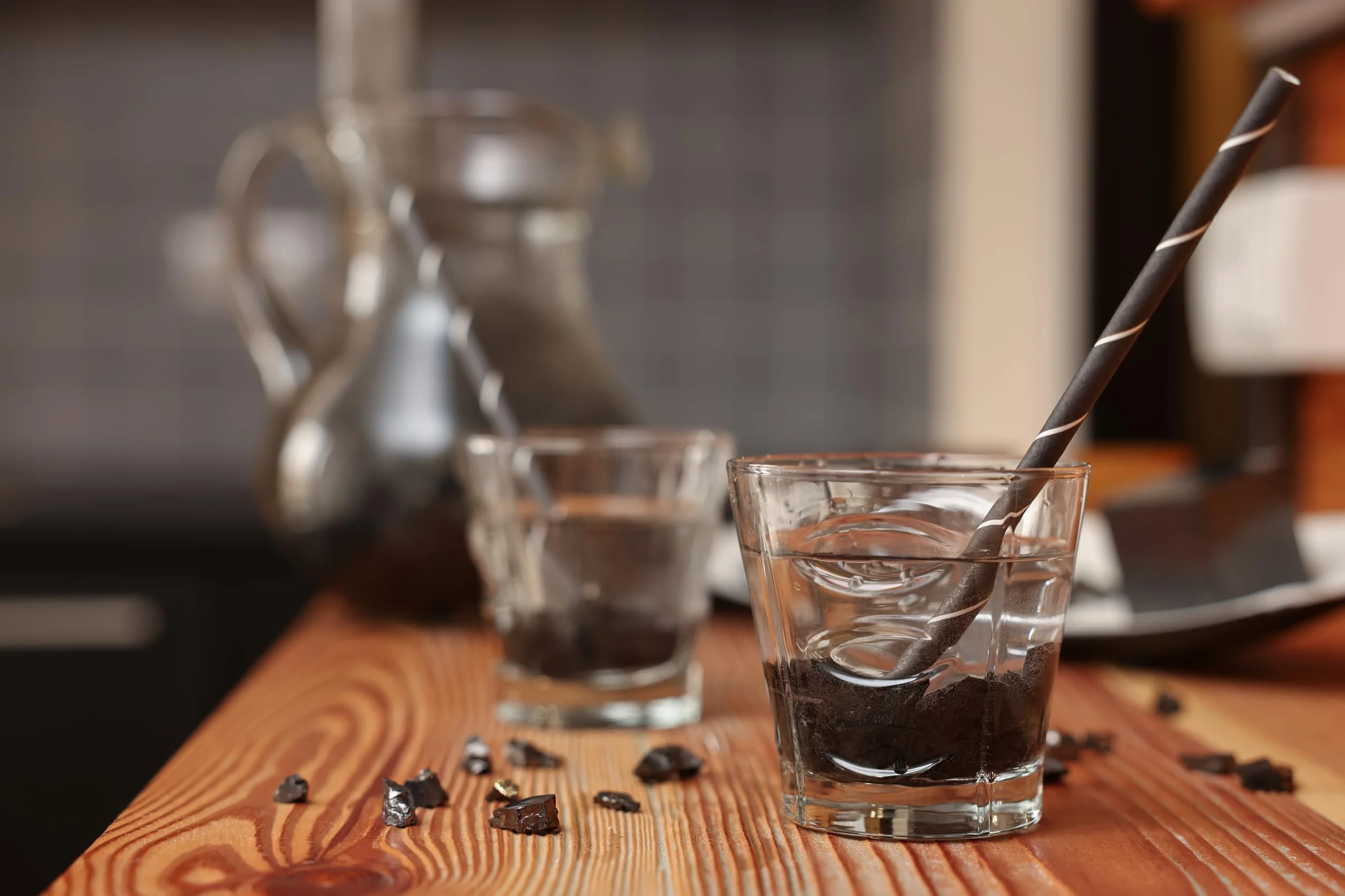 Heka Naturals Shungite Water Chips | Kryształy filtrujące wodę do wody pitnej, idealne do oczyszczania wody, kryształy lecznicze, dekoracja domu, idealne do stosowania jako filtr wody w sprzęcie kempingowym (0.5)
