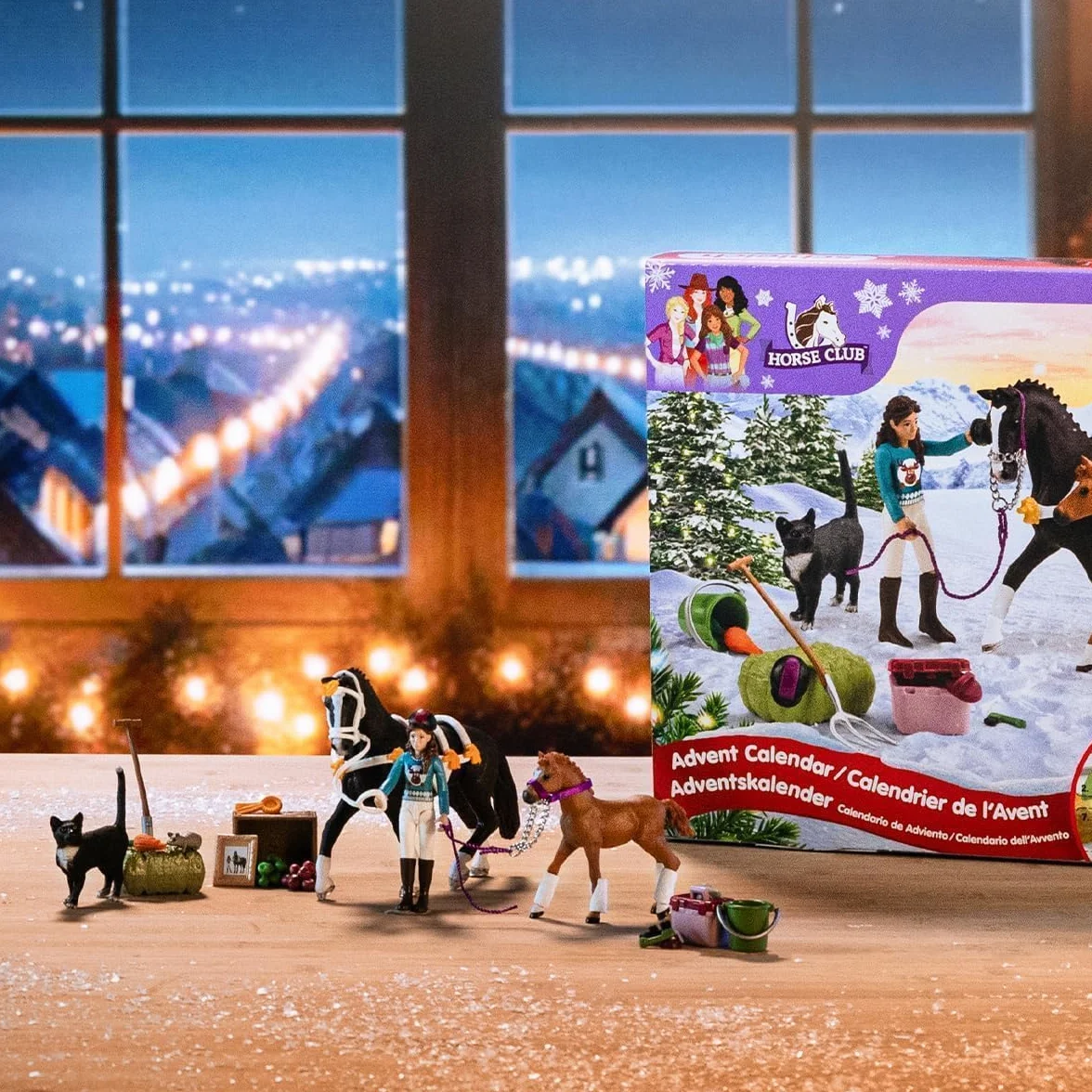 schleich HORSE CLUB | Kalendarz adwentowy HORSE CLUB 2025 – 99092 | z ruchomą figurką Lisy, 2 końmi, kotem, uzdą i wieloma akcesoriami | idealny prezent dla dzieci od 5 lat | 36 elementów