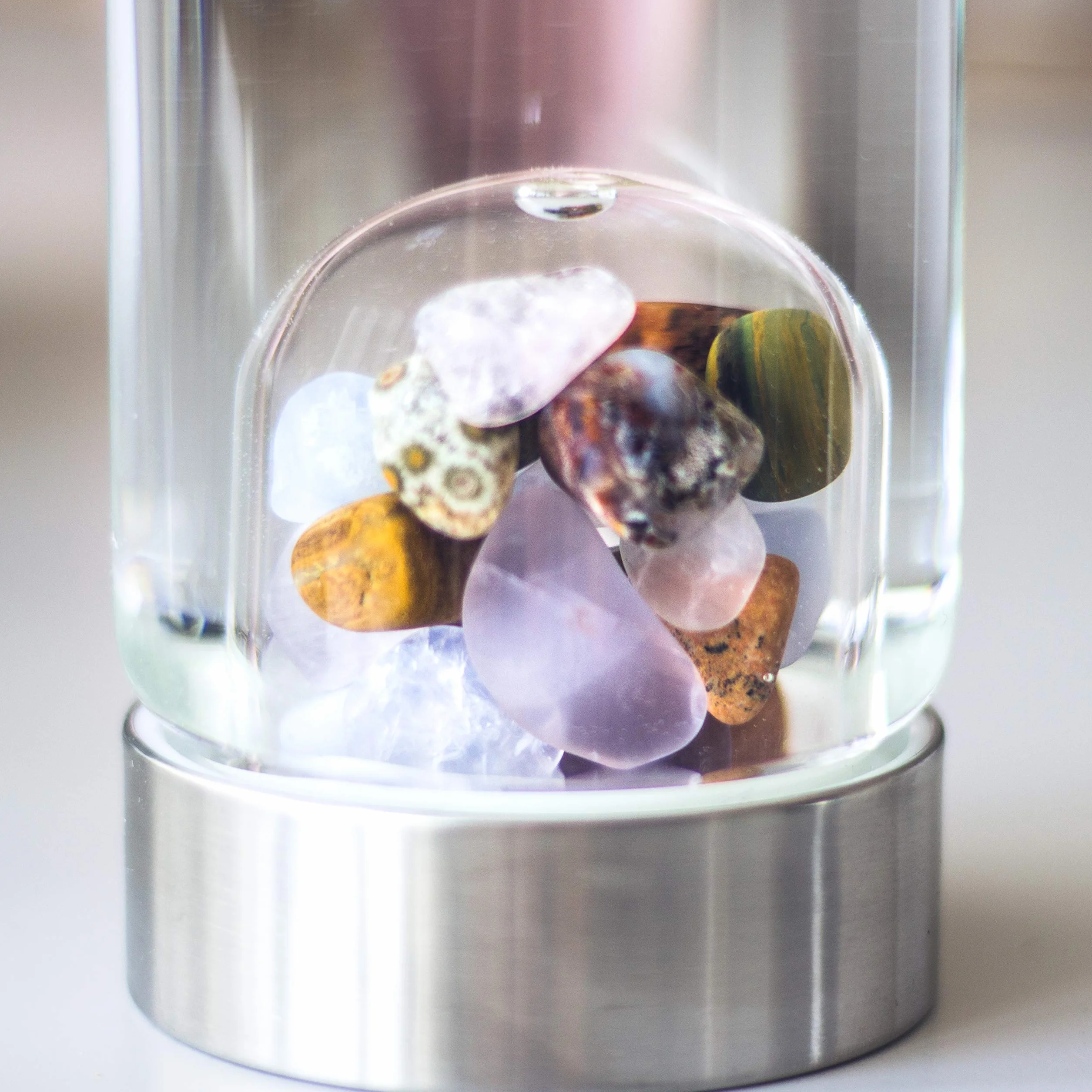 VitaJuwel ViA Five Elements, kryształowa butelka na wodę z ametystem, chalcedon, skamieniałe drewno, kwarc różowy, agat, odbicie, wzrost i podkład