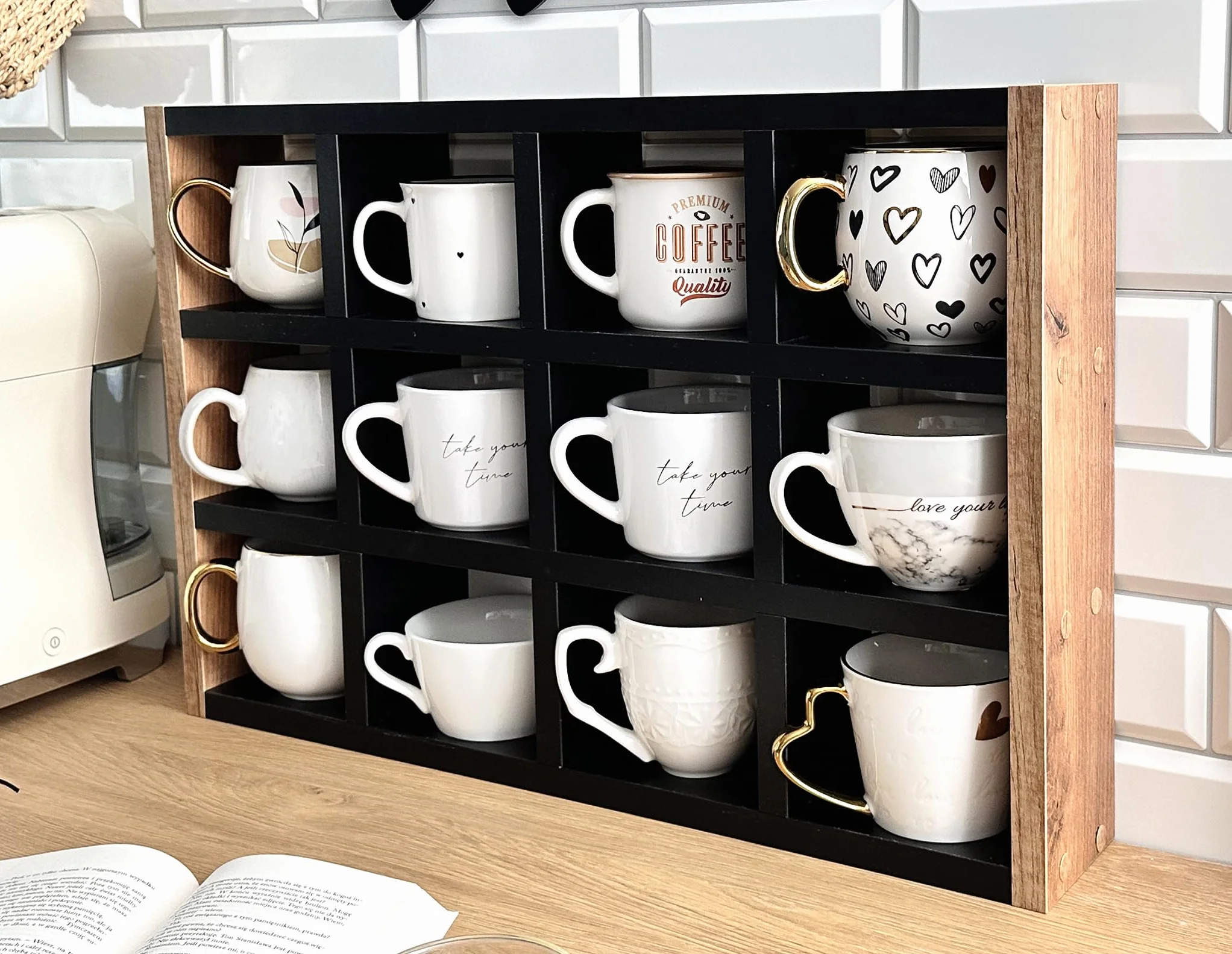 Stojąca półka na kubki – stylowy organizer na kubki, filiżanki i akcesoria | 12 przegródek | Bez montażu | Idealna do kuchni, jadalni i biura | Dąb Craft + czarny
