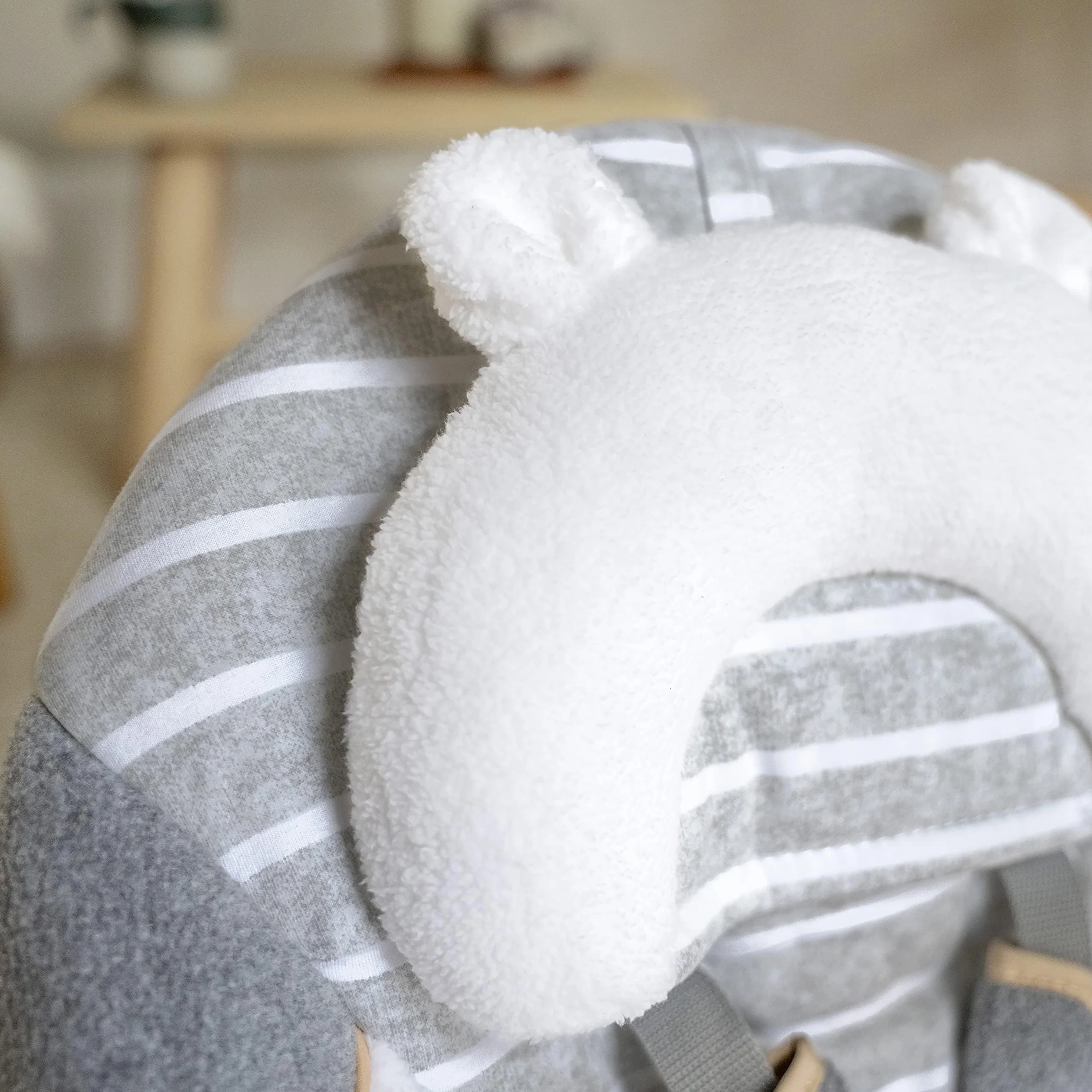 Ingenuity, Bella Teddy składana i przenośna huśtawka dla niemowląt z 5 prędkościami, 8 melodiami, 5-punktowym pasem bezpieczeństwa i wysokiej jakości pluszem