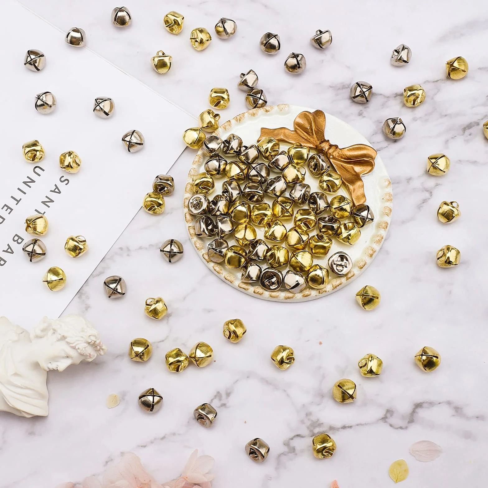SAVITA 100szt Swiateczne Jingle Bells, Metalowe Swiateczne Mini Dzwonki do Dekoracji Swiatecznych DIY Festival (50 Sztuk Srebra i 50 Sztuk Zlota, 1,2 cm)