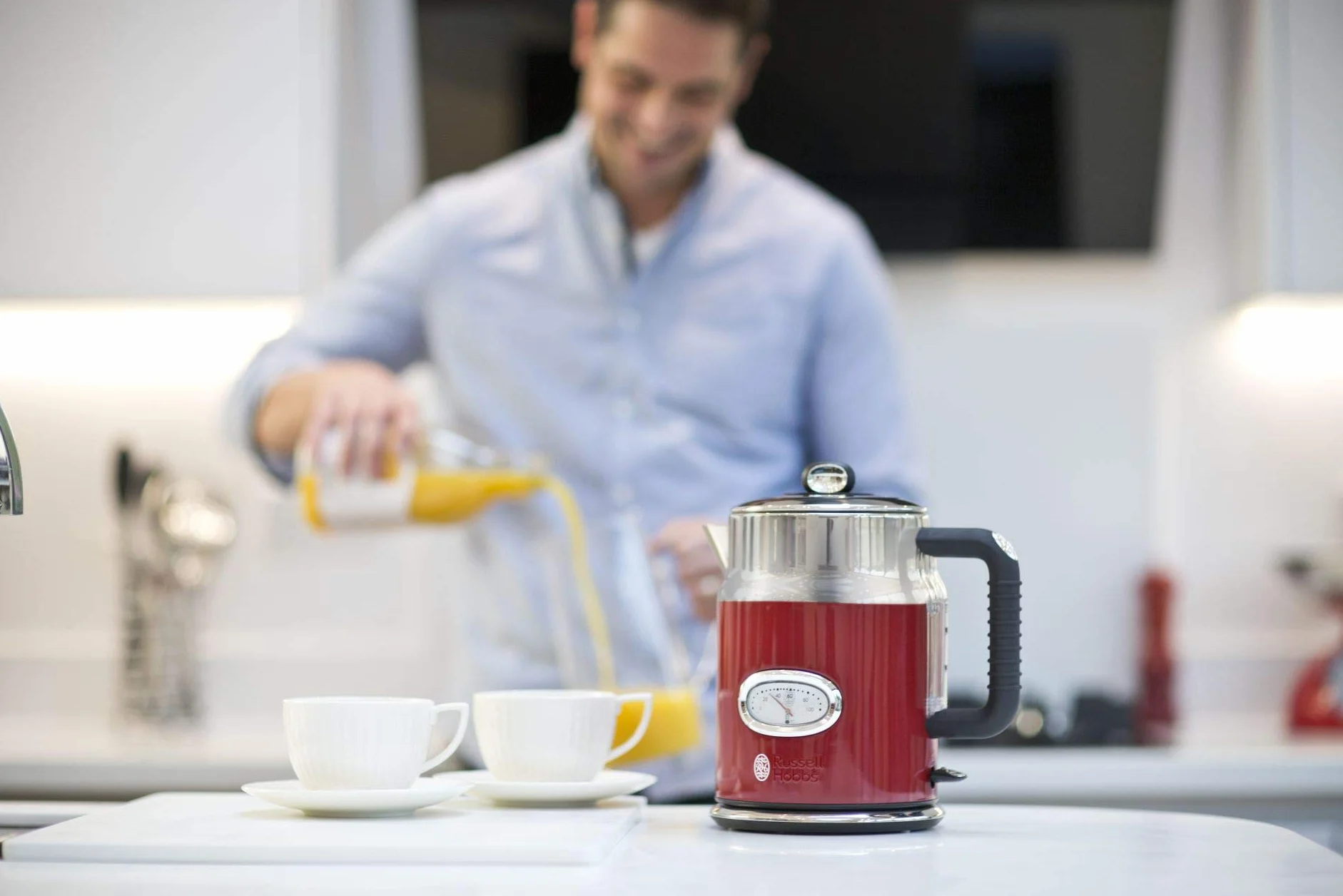 Russell Hobbs czajnik elektryczny, wymienny filtr antywapienny, markery szybkiego gotowania, kontroler strix, pojemność 1,7l, moc 2400W, retro, czerwony Retro 21670-70 [Klasa energetyczna A]