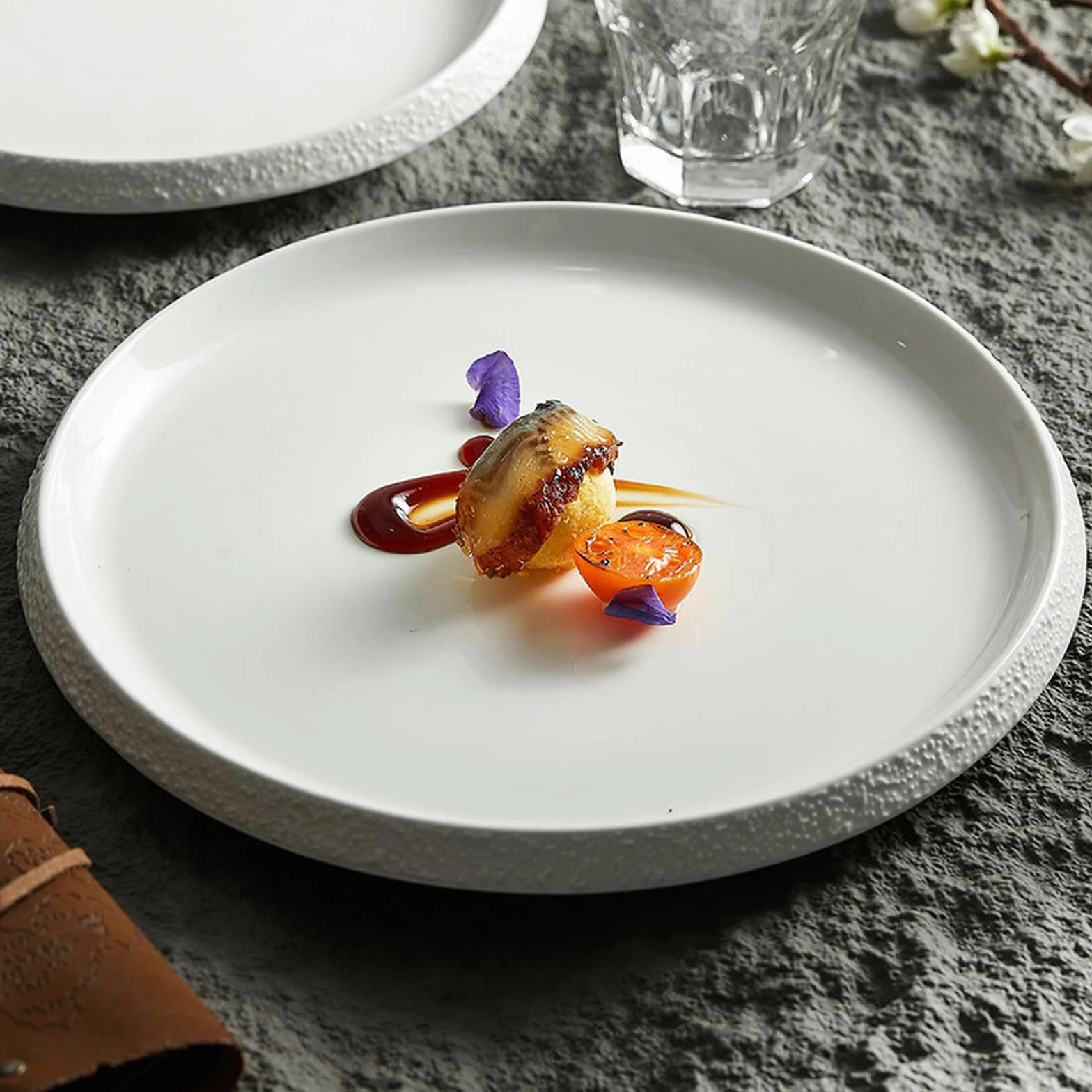 Biała porcelanowa kreatywna zastawa stołowa hotelowa, kamienna krawędź warzywo dom ceramiczny zachodni talerz do jadalni - biała kamienna krawędź płytka okrągła płyta - edycja 30 cm