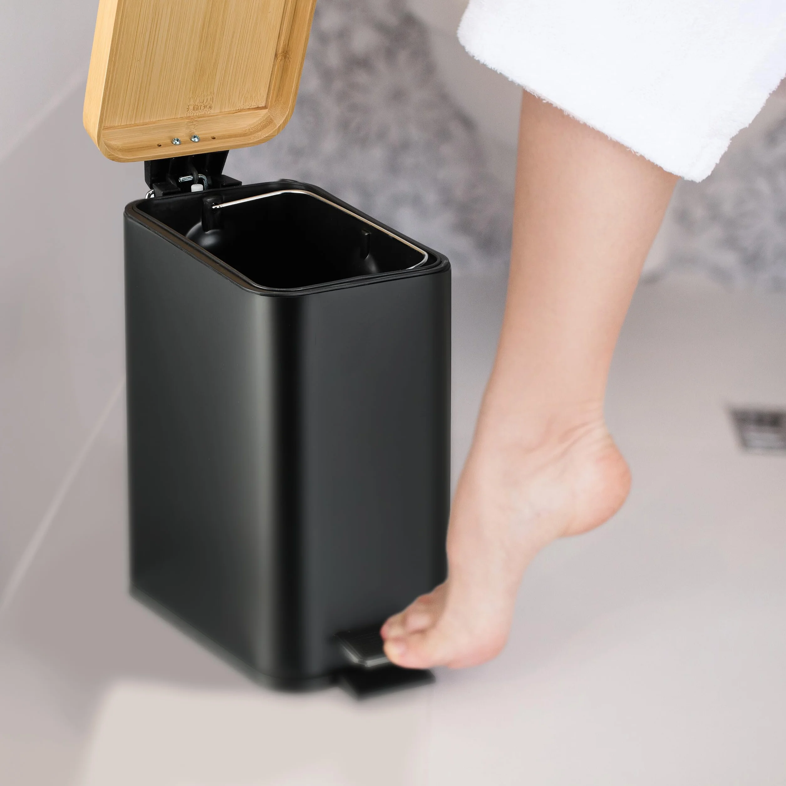 Relaxdays Kosz na śmieci, 5 l, wyjmowany kosz wewnętrzny, kosz na kosmetyki, metalowy, z bambusową pokrywką, biały