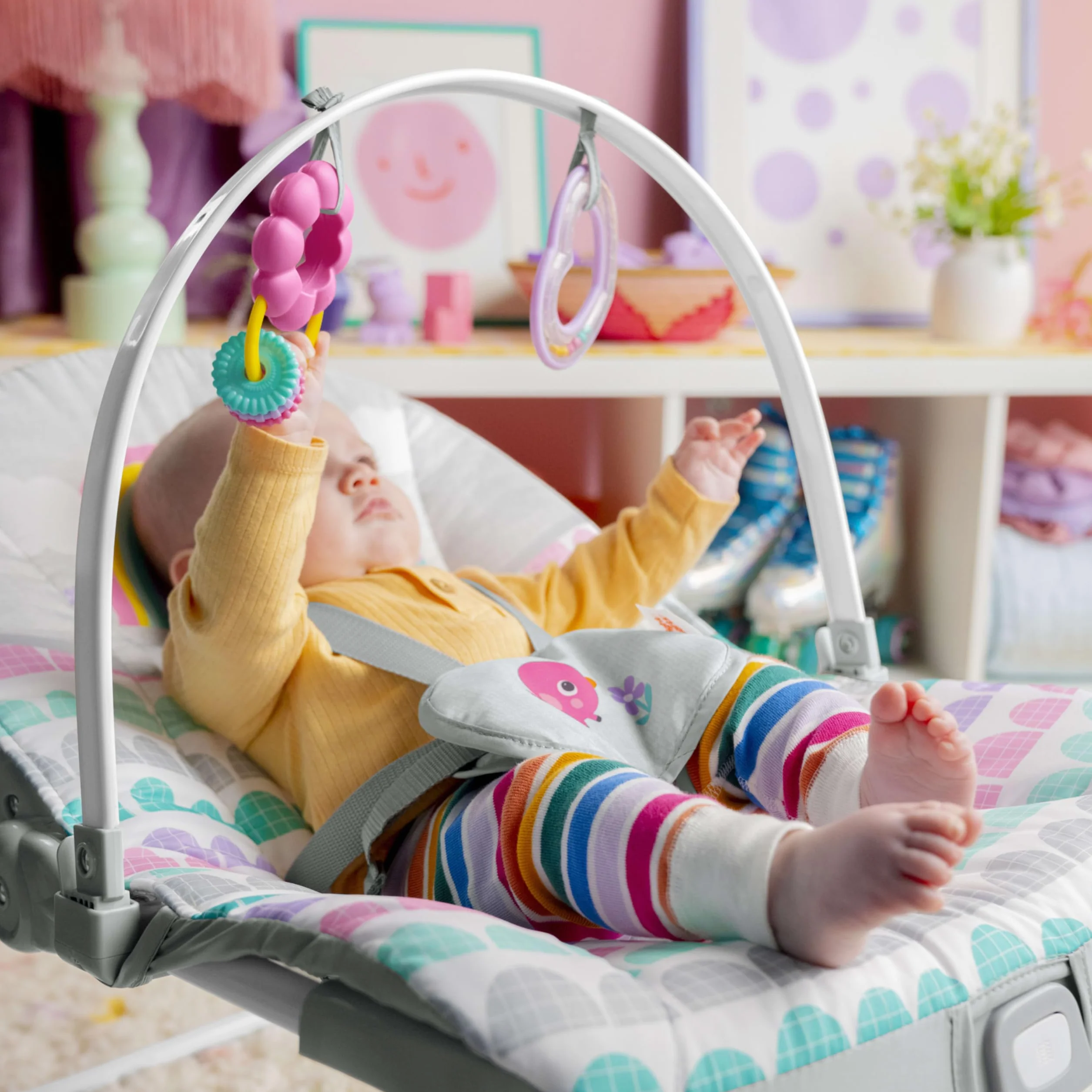 Bright Starts, Rosy Rainbow Evolutive leżak, kojące wibracje, 2 pozycje nachylenia, łuk do zabawy z 2 pluszakami, 5-punktowa uprząż do wiązania - od urodzenia