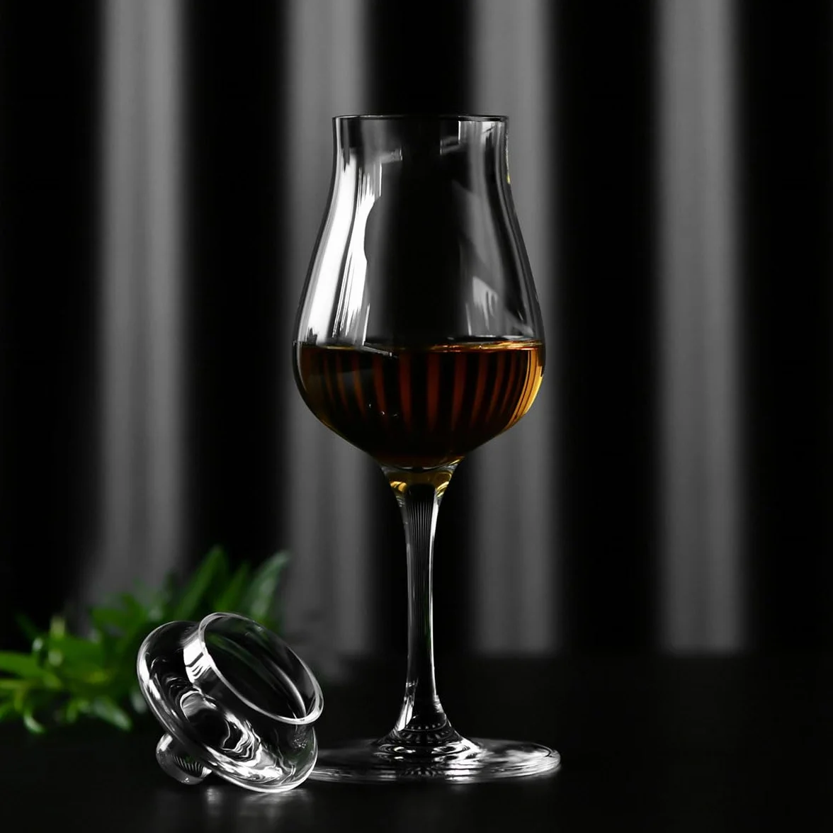 KROSNO | Degustacyjny kieliszek do whisky i szkockiej | Pojemność 110 ml | Kolekcja Perfect Serve Aroma| Produkcja ręczna | Ze szklaną przykrywką | Bezołowiowe szkło kryształowe | Mycie ręczne