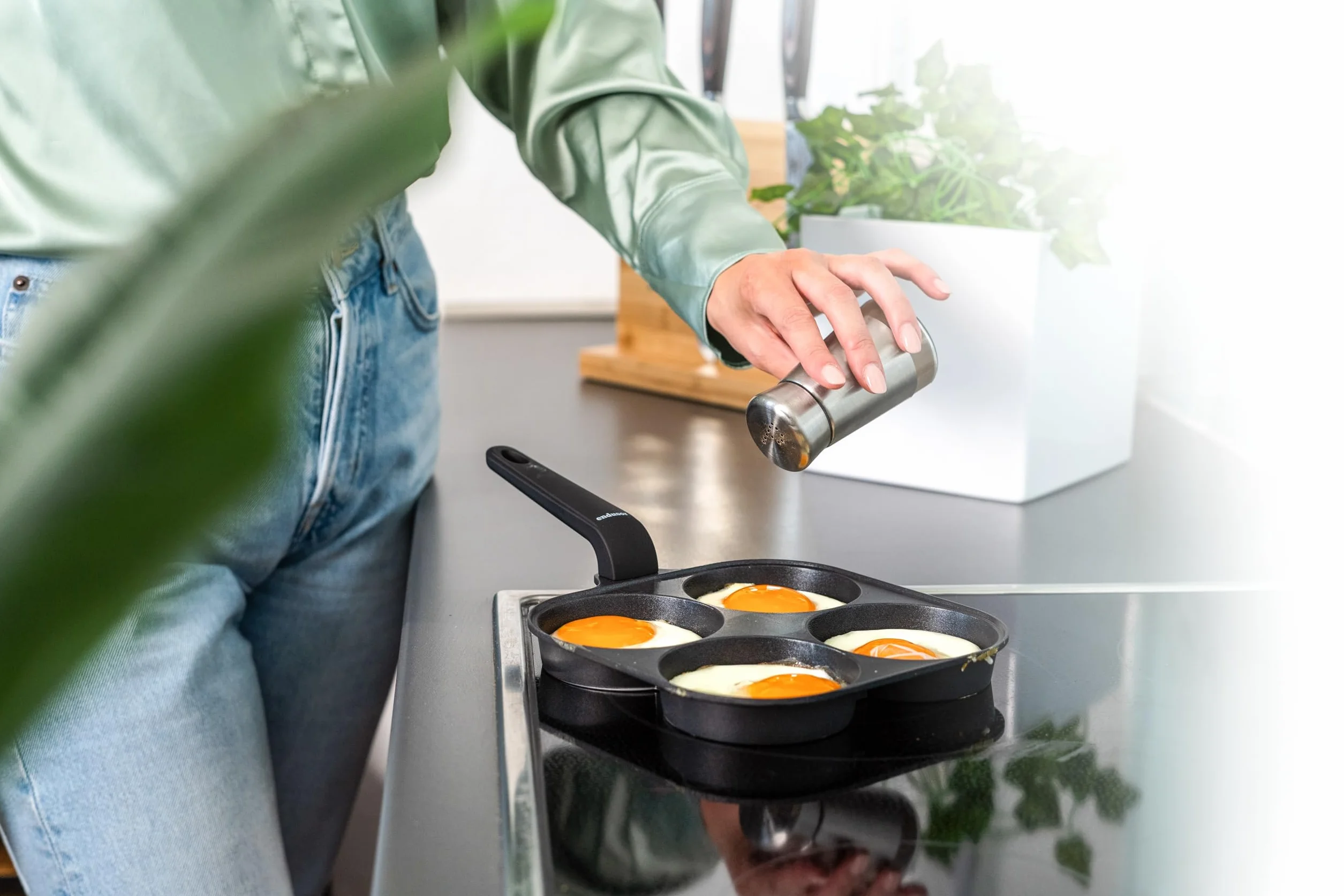 endusor Patelnia do jajek sadzonych, nadaje się do kuchenek indukcyjnych (21 cm) z pokrywką – patelnia do jajek i naleśników z powłoką zapobiegającą przywieraniu do kuchenek [indukcyjnych, gazowych