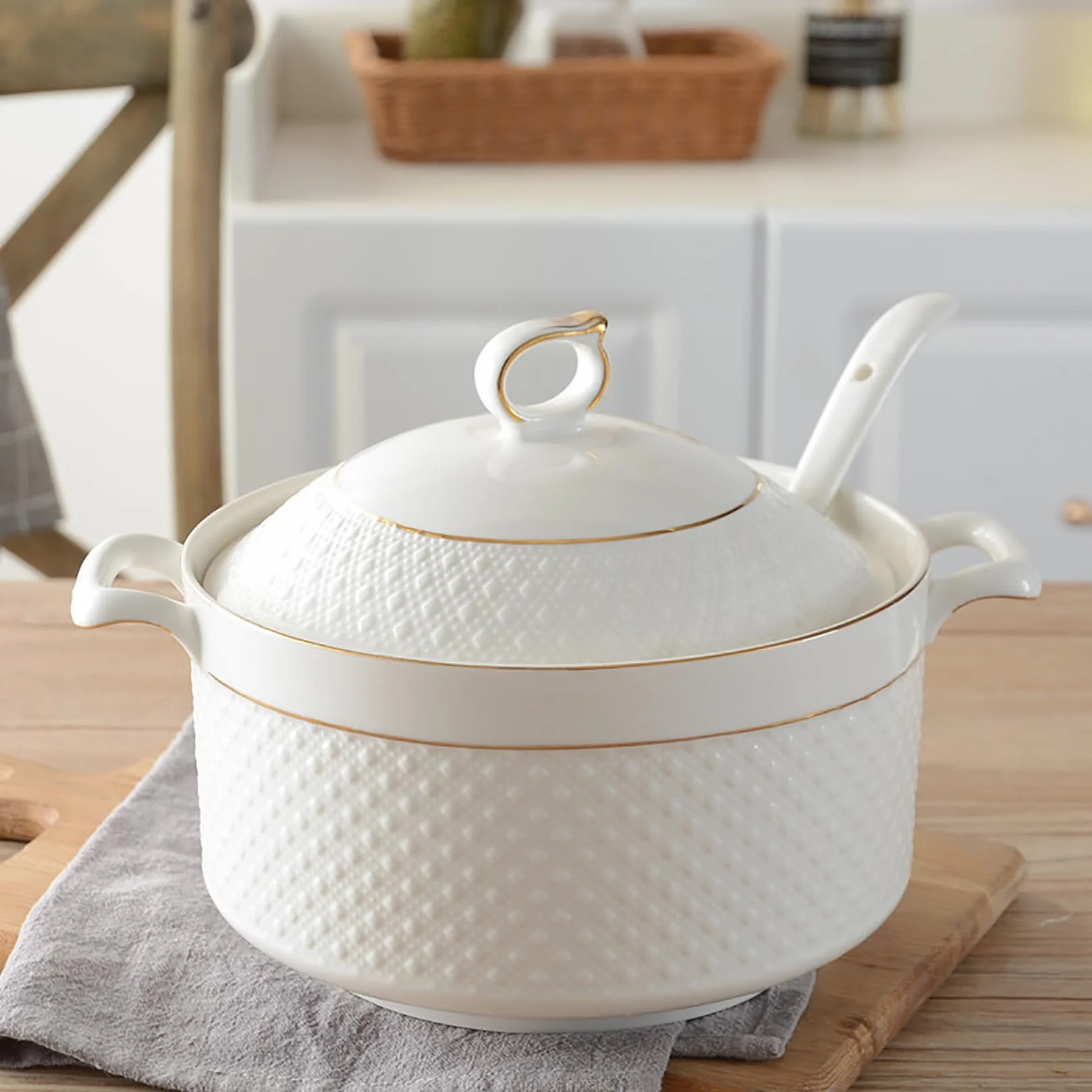 Waza do zupy z podwójnym uchwytem miska do serwowania z pokrywką i łyżką, porcelana kostna, elegancki złoty design, idealna do zastawy stołowej i jadalni
