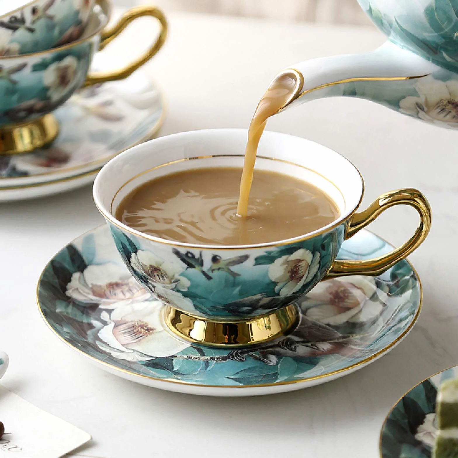 Porcelanowy zestaw do herbaty dla dorosłych z czajnikiem, filiżankami do kawy, cukiernicą, dzbankiem na mleko i łyżkami – popołudniowa herbata dla 6 osób, niebieski kwiatowy wzór