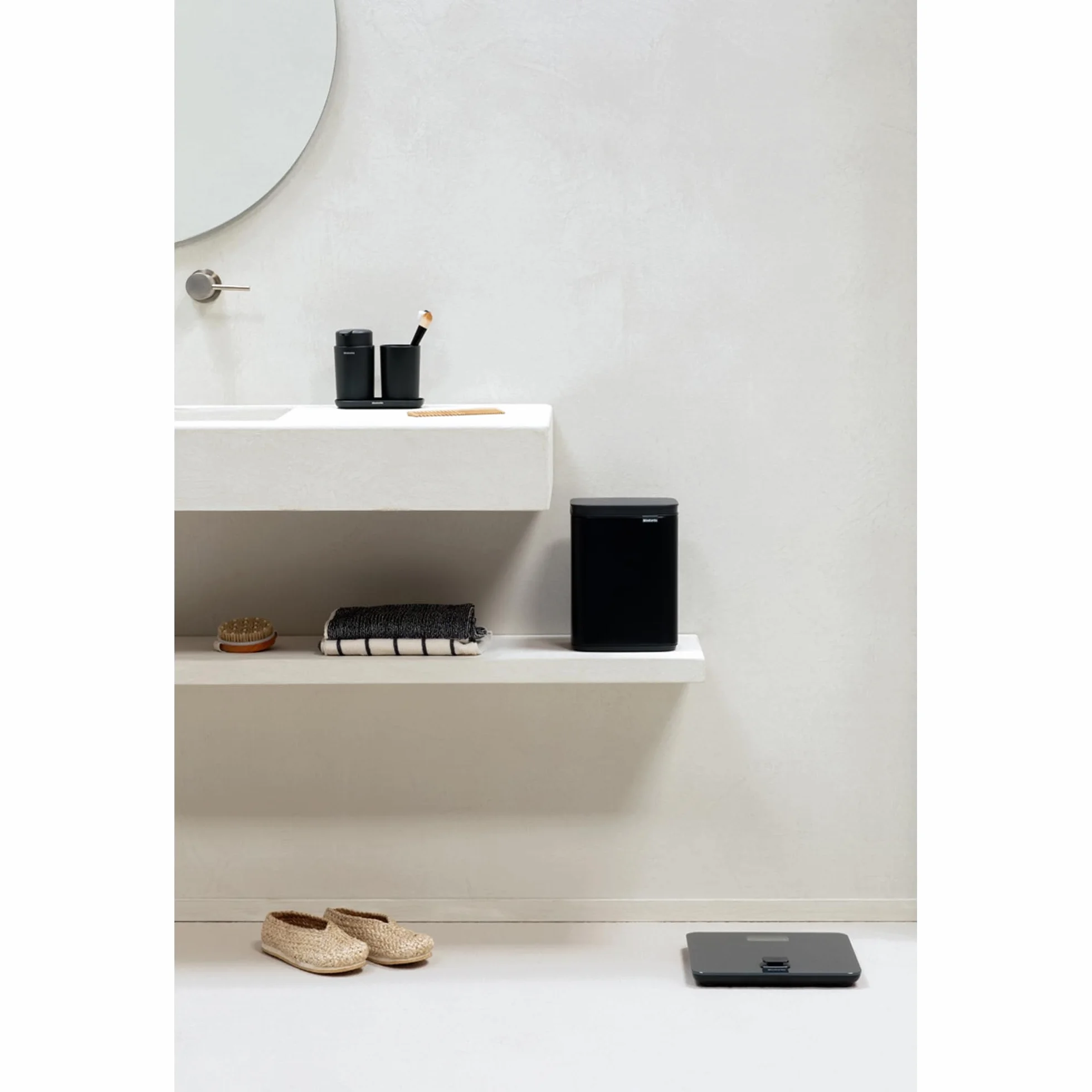 Brabantia - Kosz na śmieci Bo 4L - Mały i stylowy - Łatwe otwieranie i delikatne zamykanie - Kosz na Odpadki Higieniczny - Do montażu na ścianie - Do łazienki, toalety, sypialni - Matt Black