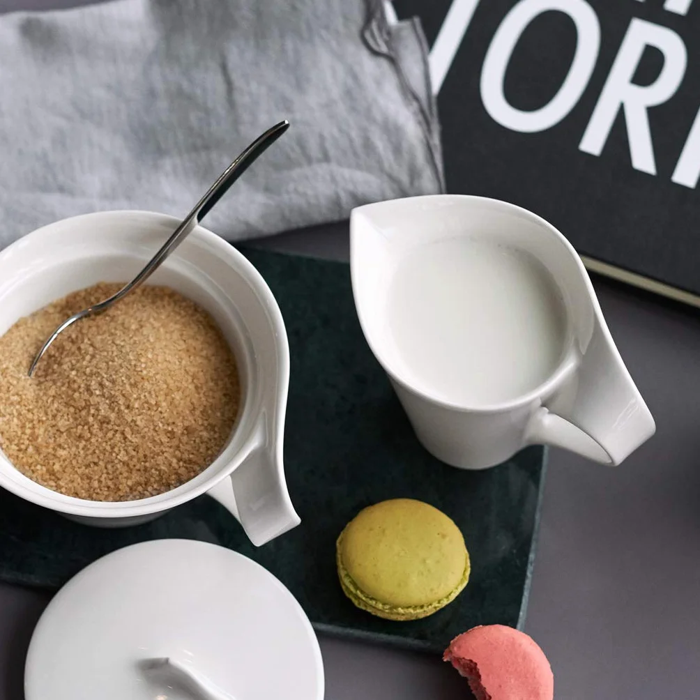 Villeroy und Boch NewWave cukiernica z pokrywką, zakrzywiony uchwyt, porcelana premium, nadaje się do mycia w zmywarce i używania w kuchence mikrofalowej, biała, 260 ml