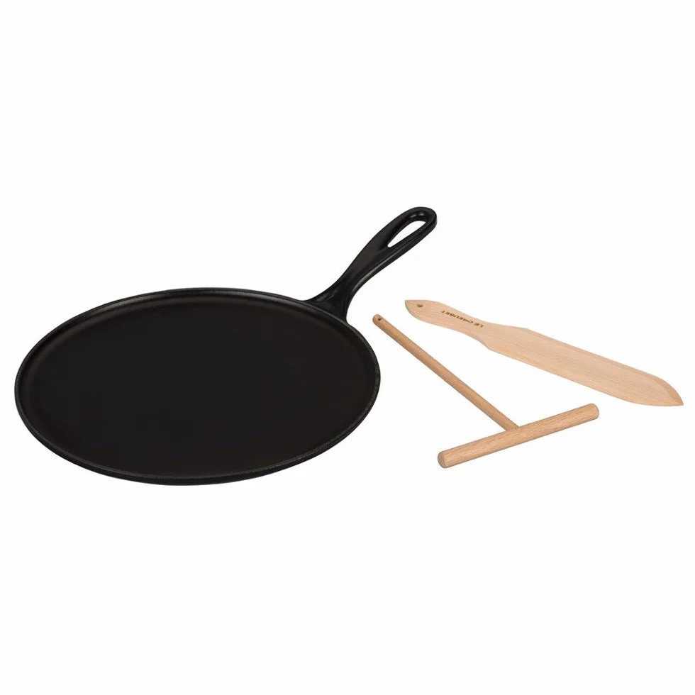 Le Creuset Żeliwna patelnia do naleśników, z drewnianymi suwakami, Ø 27 cm, okrągła, do wszystkich rodzajów kuchenek łącznie z indukcyjnymi, 2,17 kg, czarna
