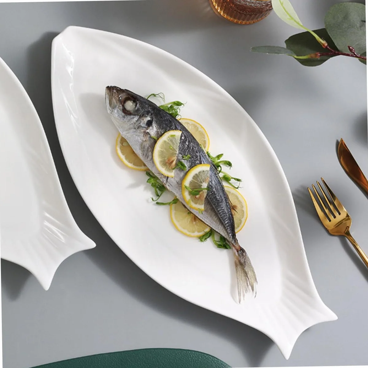 Biały talerz ceramiczny w kształcie ryby, trwała zastawa stołowa, wszechstronna taca do serwowania przystawek i deserów, idealna do użytku domowego, elegancka zastawa stołowa do rozrywki
