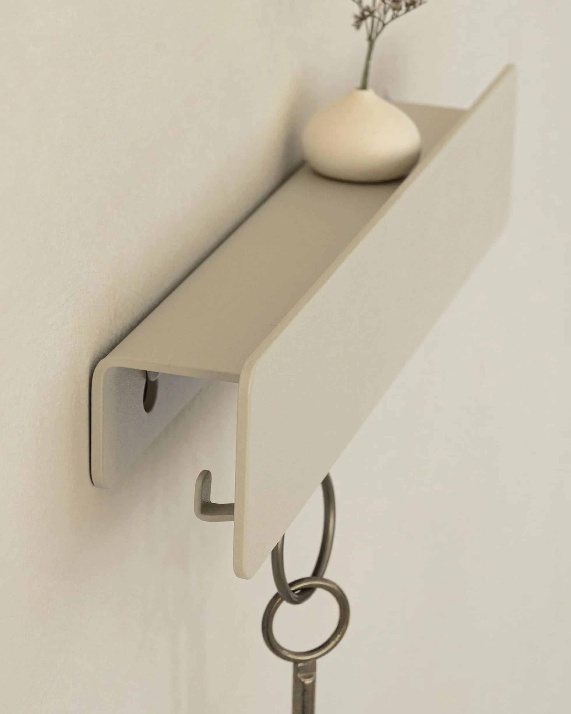 Kazai. Tablica na klucze 'Kian' | Minimalistyczny design haka z Berlina | Nowoczesny metalowy uchwyt z półką | Regał jako mebel do przedpokoju na ścianę | Taupe Piaskowy