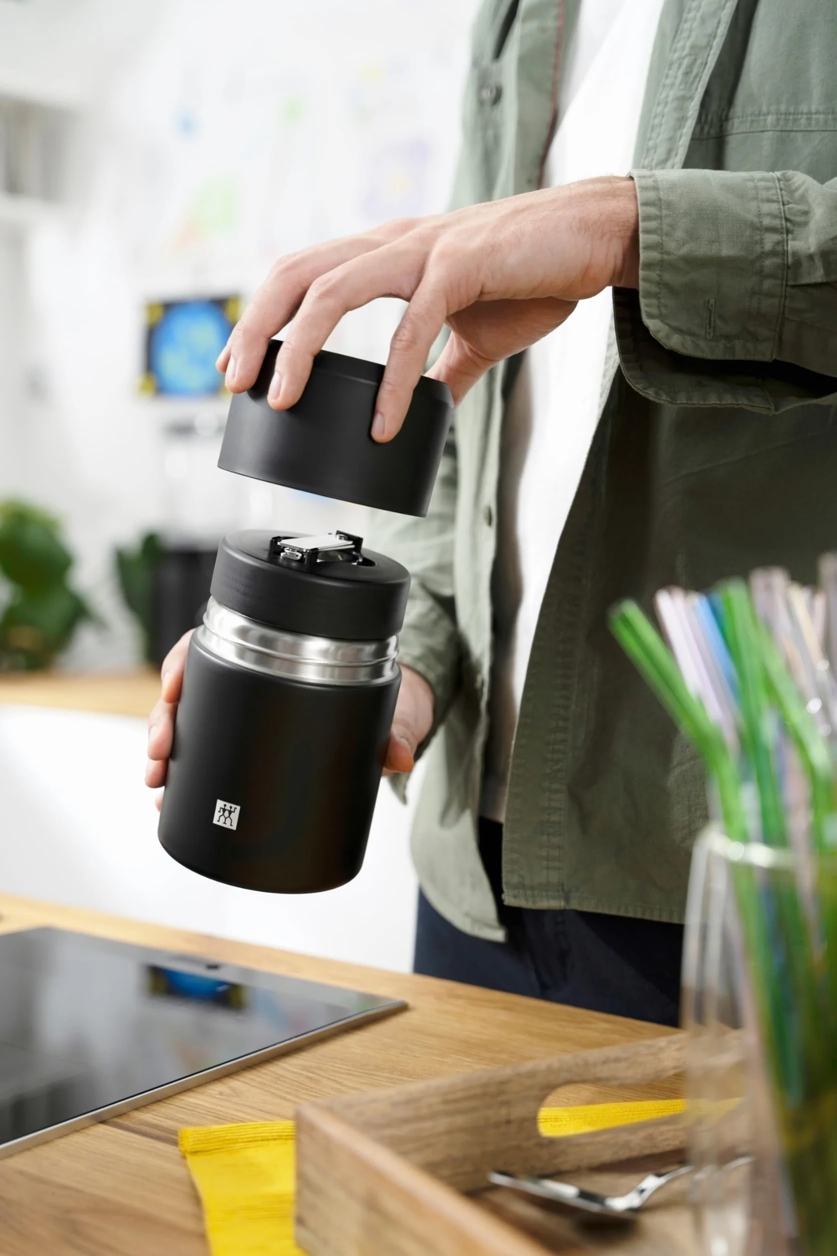 Zwilling Thermo Speisebehälter, Integrierte Schüssel, Doppelwandisolierung, Inklusive Löffel, 700 ml, Höhe: 17 cm, Schwarz