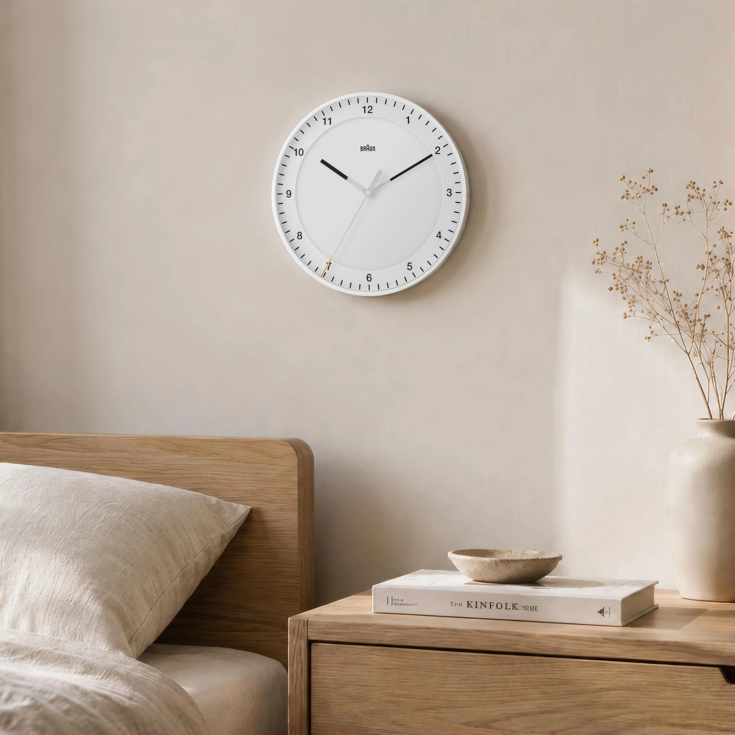 Braun Klasyczny, duży, analogowy zegar ścienny, cichy mechanizm zegarowy, łatwy do odczytania cyferblat, średnica 30 cm, biały model BC17W.