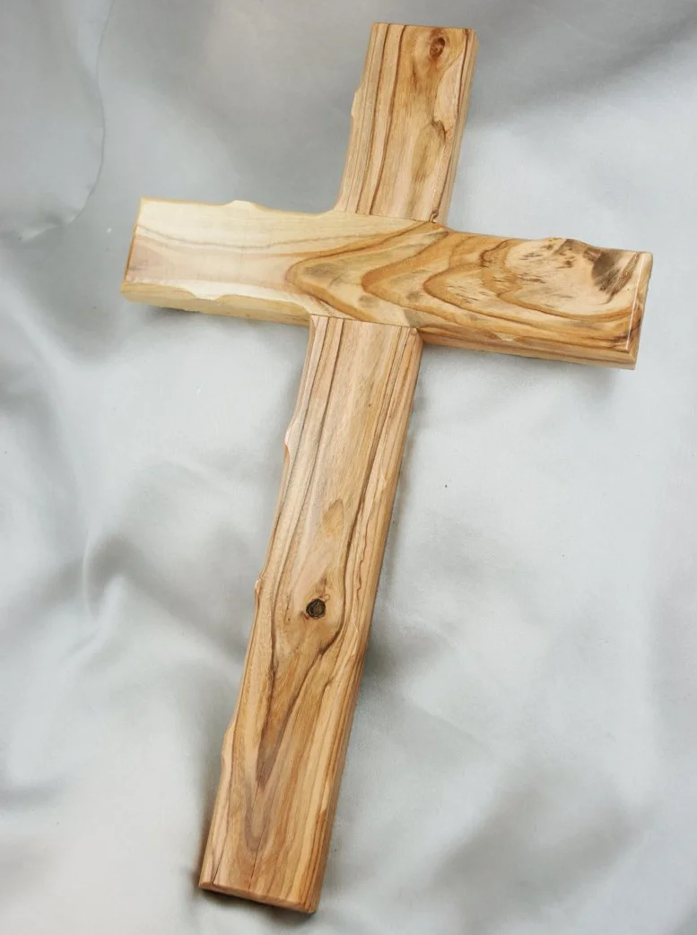 MaMeMi Drewniany krzyż z drewna oliwkowego 25 x 13 cm z naturalnym rysunkiem słojów, karbowanymi krawędziami, krzyż ścienny wykonany ręcznie ze świętej krainy