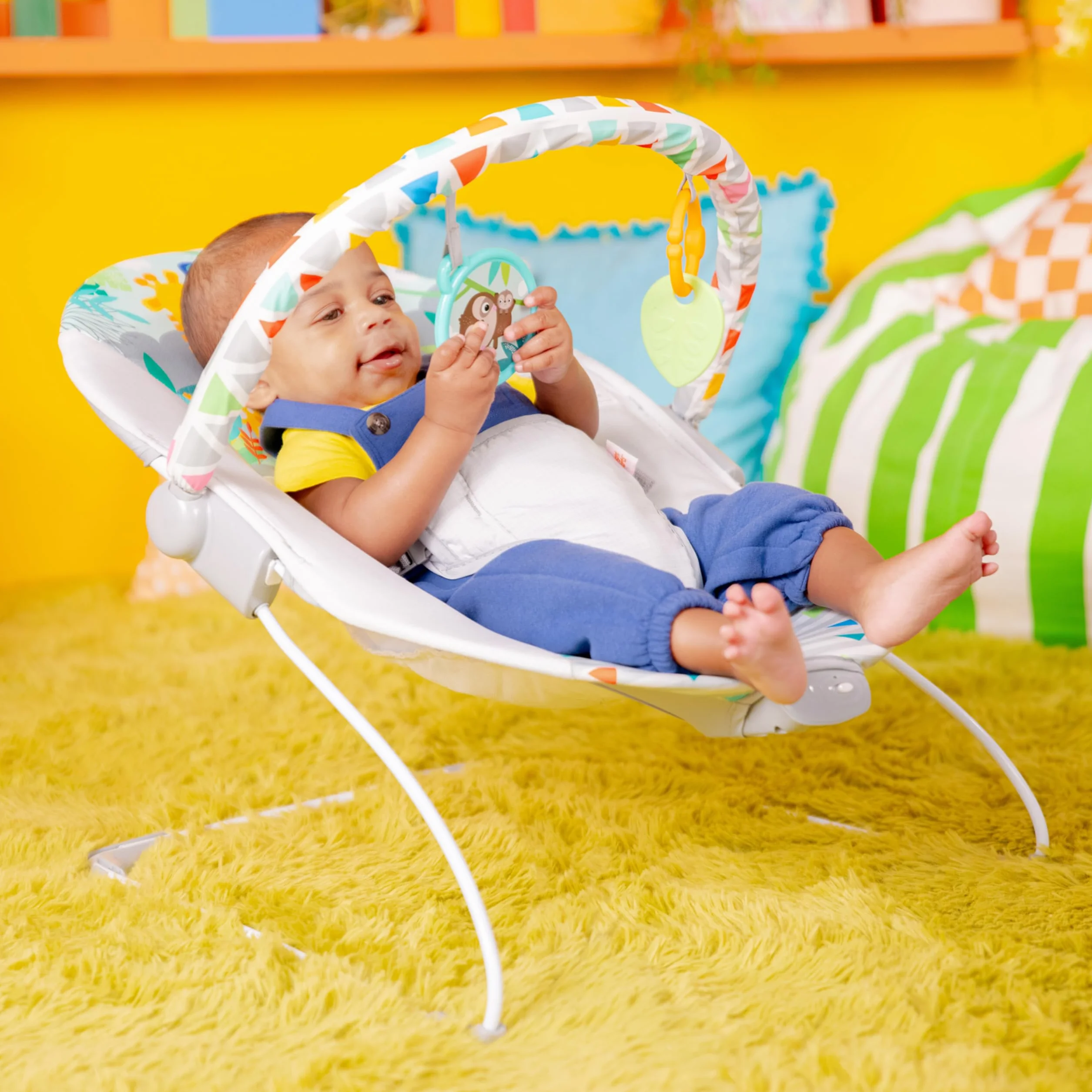 Bright Starts, Łopatka dla niemowląt, Safari Fun z uspokajającymi wibracjami, poduszka do siedzenia, nadająca się do prania w pralce, antypoślizgowe nóżki i 2 zabawki