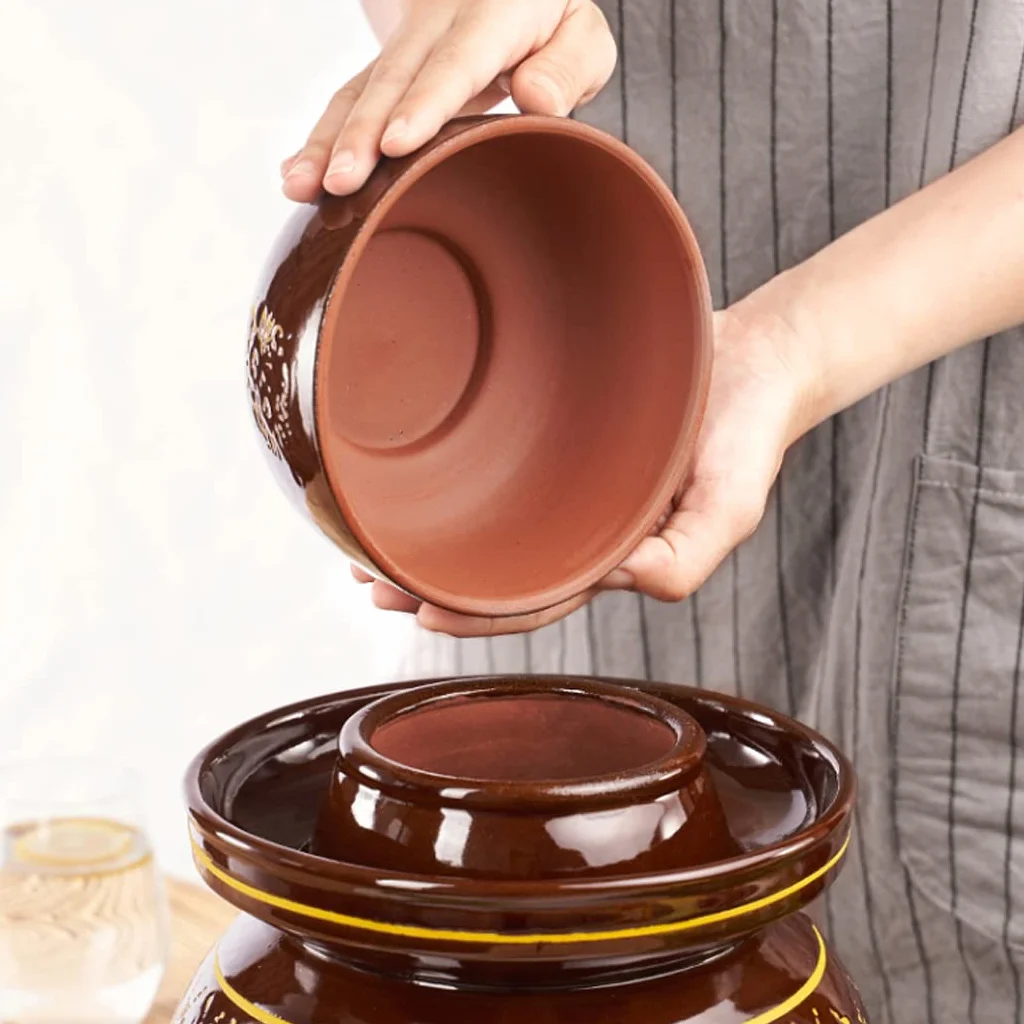 Tradycyjny chiński porcelanowy garnek do marynowania, zagęszczony ceramiczny garnek do wytrawiania, garnek fermentacyjny z pokrywą z uszczelką wodną kamionkowy fermentor do Kimchi 9 kg