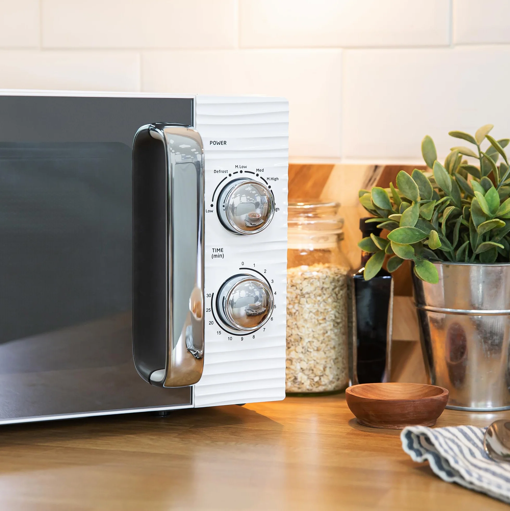 Ręczny piec mikrofalowy Russell Hobbs RHM1731 Inspire 17 l i 700 W, biały, z 5 poziomami mocy, timerem, funkcją rozmrażania, łatwy do czyszczenia.
