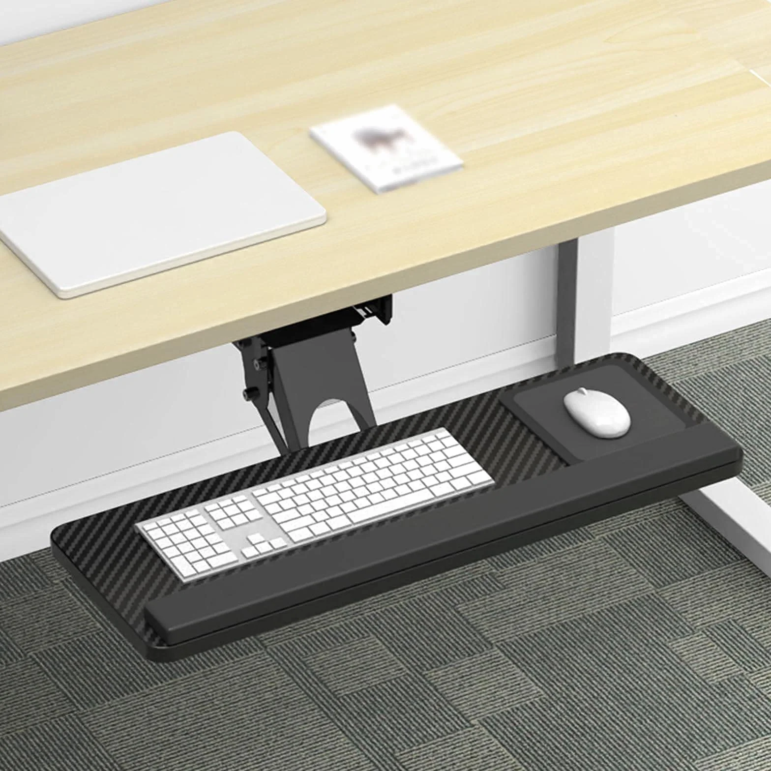 Regulowana taca na biurko z klawiaturą i myszką, wysuwana szuflada na klawiaturę z żelową wyściółką, drewniane akcesorium komputerowe do ergonomicznej konfiguracji stacji roboczej