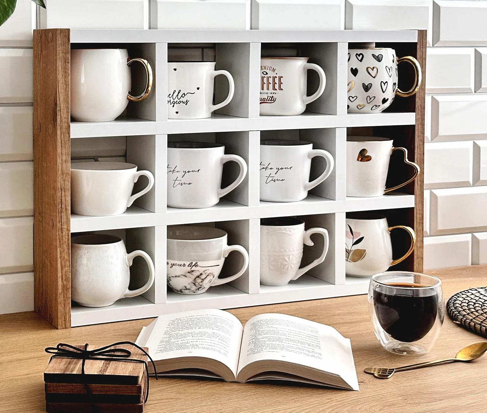 Stojąca półka na kubki – stylowy organizer na kubki, filiżanki i akcesoria | 12 przegródek | Bez montażu | Idealna do kuchni, jadalni i biura | Dąb Craft + biały