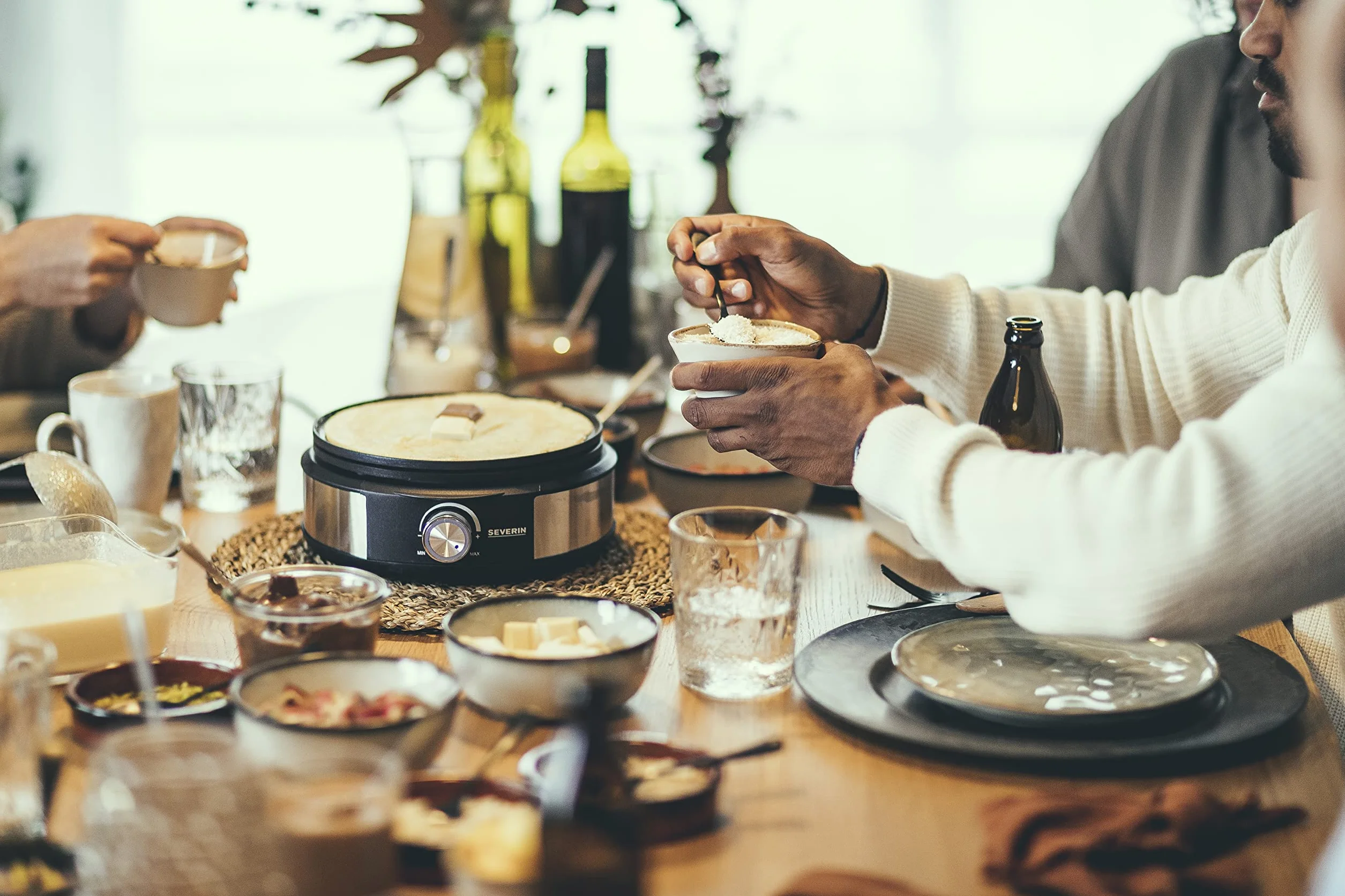 Fondue połączone z naleśnikarką SEVERIN FO 2471, urządzenie 2w1, zestaw z 8 widelcami nadającymi się do mycia w zmywarce, zdejmowana płyta do naleśników, moc 1500 W