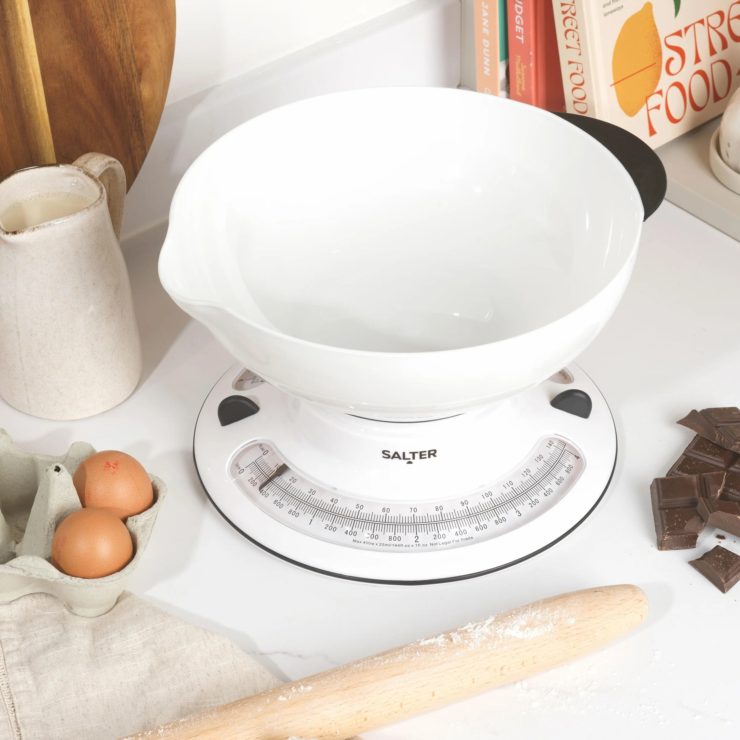 Salter 800 WHBKDR Aquaweigh Waga mechaniczna, wazy ciecze i plyny, dodaj i zwaz, podwójna obrotowa skala, dziobek do nalewania, zaciski misy 2,6 l nad waga, maks. 4 kg, pieczenie/gotowanie, biala