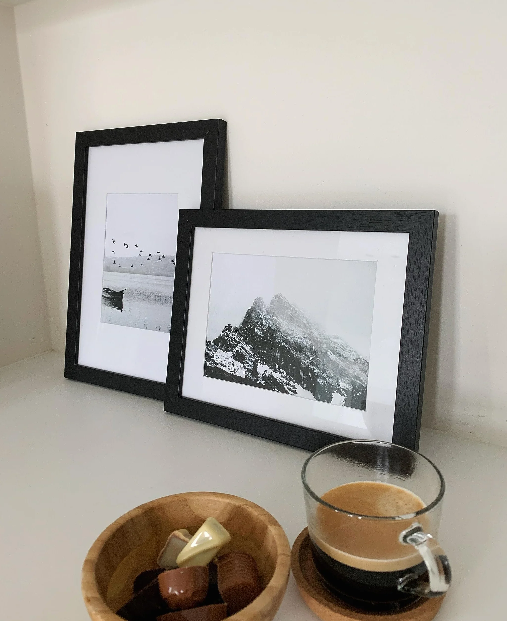 Deknudt Frames Ramka na zdjęcia z passe-partout, czarna, S66KF2 P1, 20 x 25 cm, na zdjęcia 15 x 20 cm, drewniana ramka na zdjęcia MDF – do zawieszenia lub wystawiania obrazów