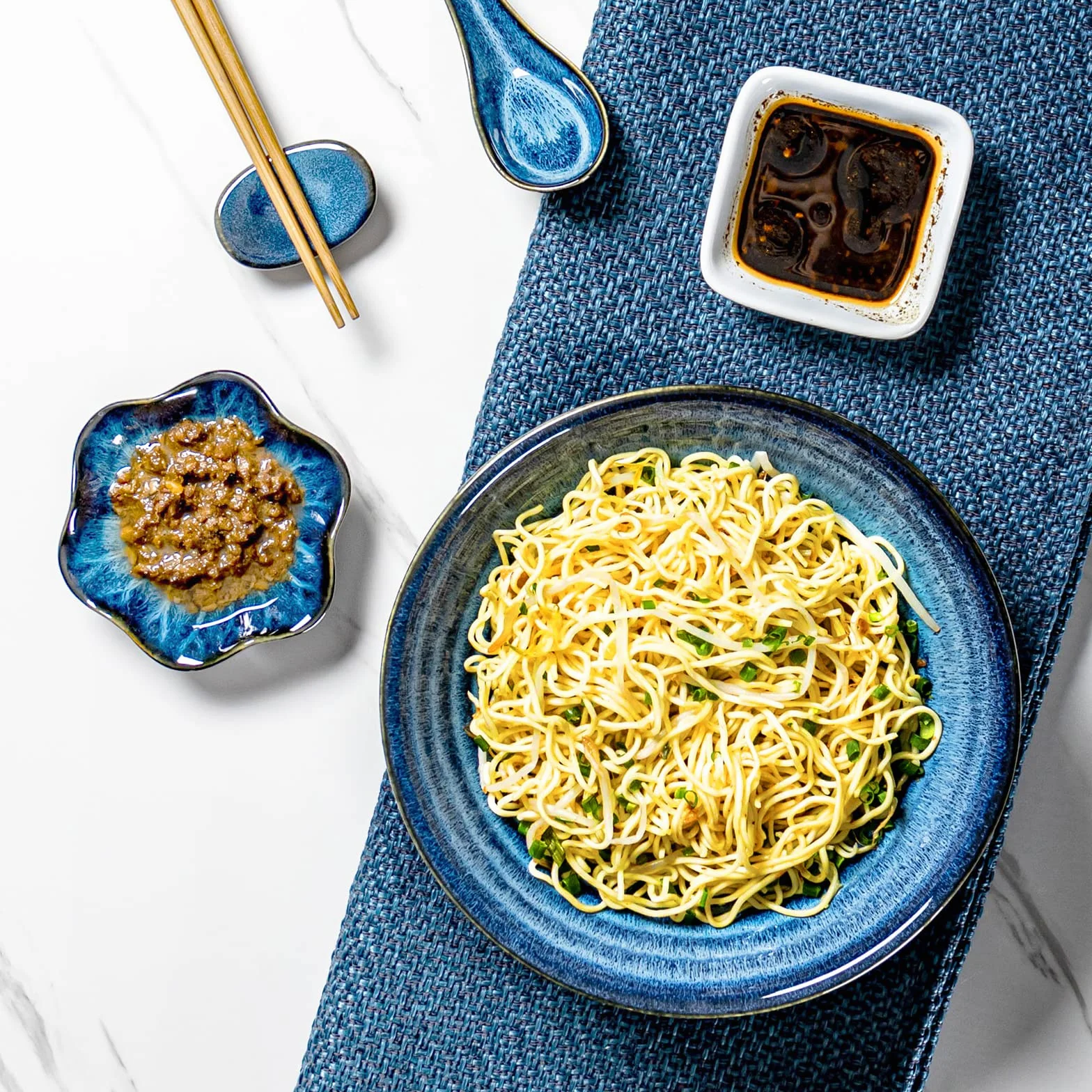 UNICASA Ceramiczne miski na zupę, miski na płatki zbożowe z pałeczkami, łyżką i półką, japońska miska na makaron do azjatyckich ramen, 2 zestawy