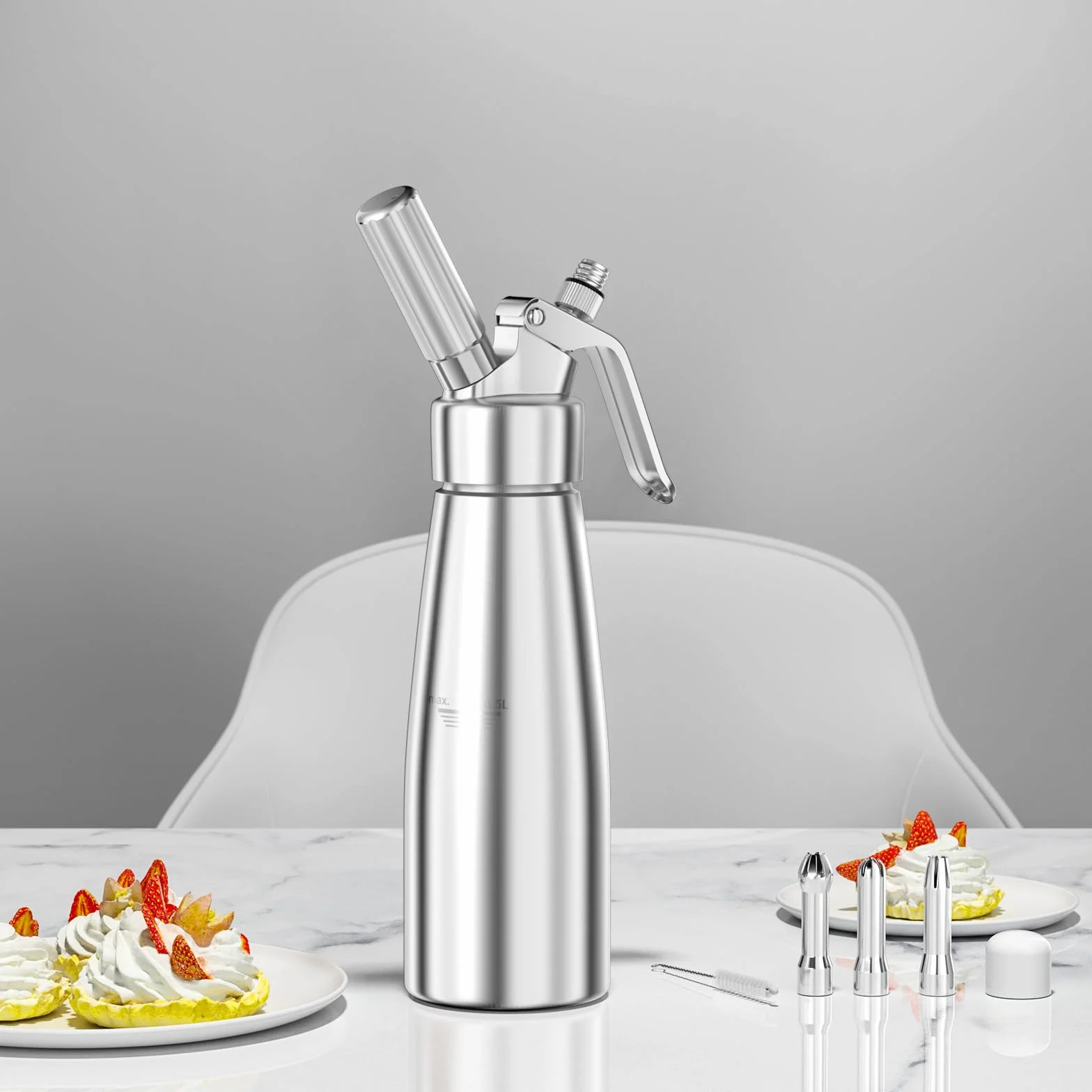 Newaner Syfon do bitej śmietany 500 ml, z aluminium, z 3 końcówkami ze stali nierdzewnej, 1 szczotka do czyszczenia, do dekoracji tortów urodzinowych, ciast, lodów i deserów
