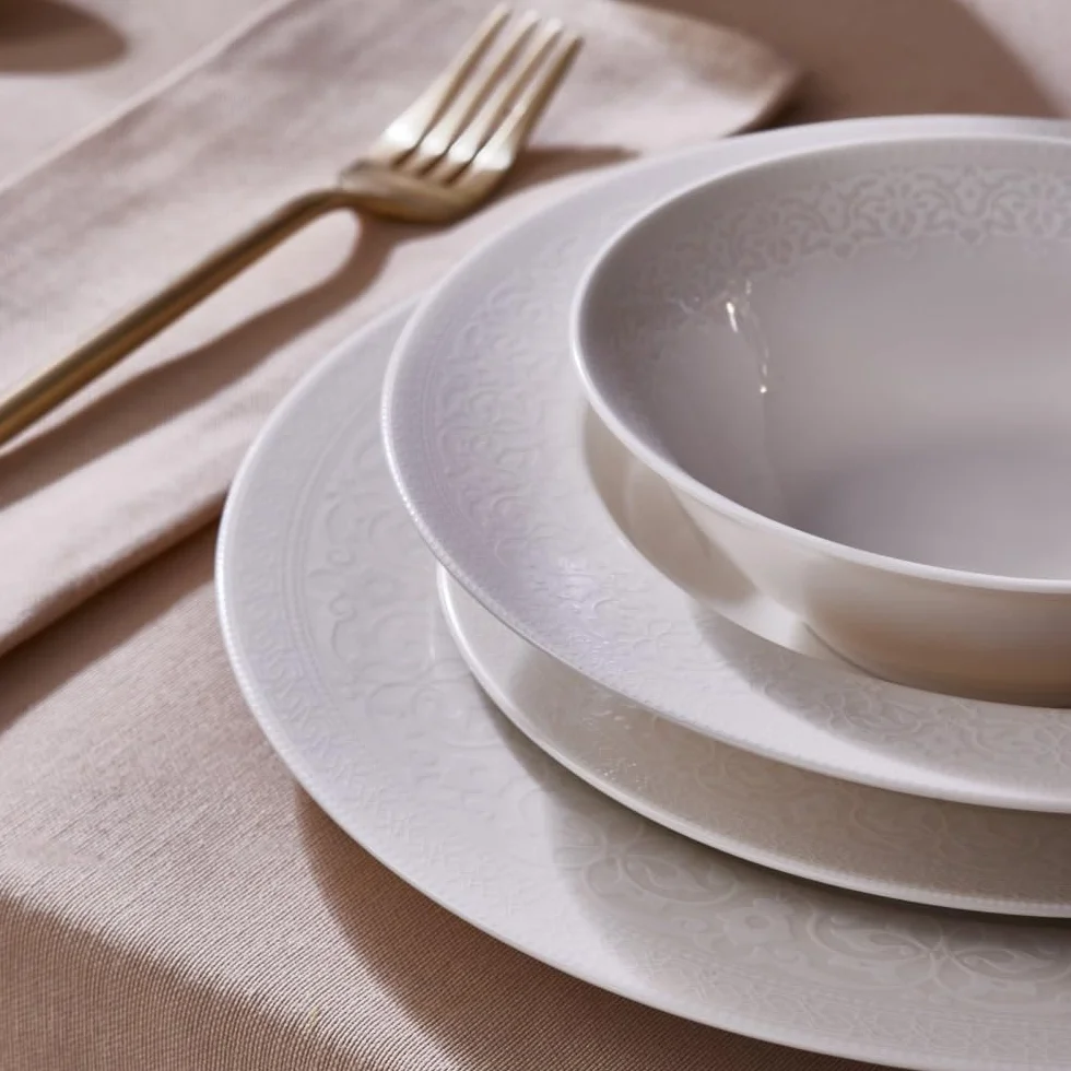 Karaca Nowe zestawy zastawy stołowej dla 6 osób, 24-częściowy nowoczesny zestaw naczyń kuchennych, porcelana kostna, można myć w zmywarce, białe talerze i miski, trwałe i eleganckie