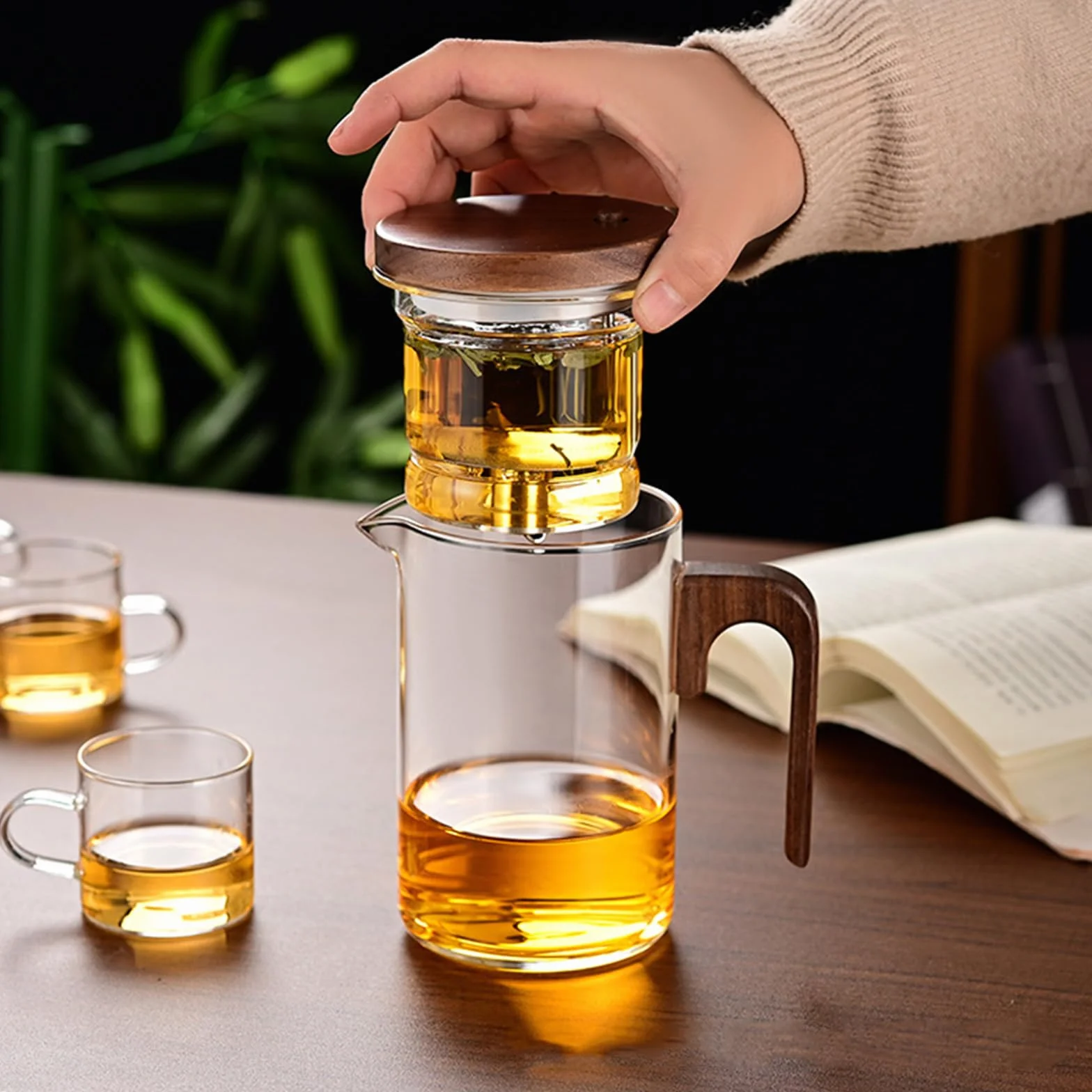 Przezroczysty dzbanek do herbaty 600 ml i 6 filiżanek, magiczny dzbanek do herbaty z magnetyczną pokrywką filtrującą, inteligentna funkcja oddzielania wody, zdejmowany dzbanek do herbaty w kształcie