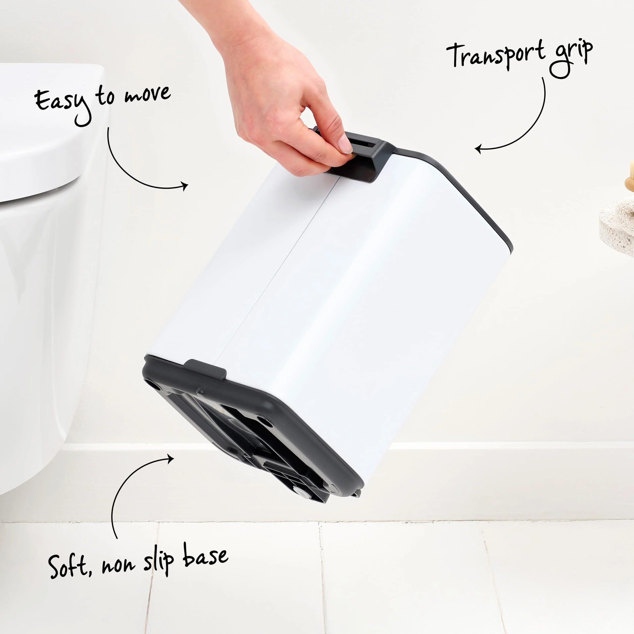 Brabantia Kosz Pedałowy Bo 4 L (Matowa Czerń), Kompaktowy Kosz na Śmieci z Delikatnie Zamykającą Pokrywą i Obsługą Pedału, Łatwy w Czyszczeniu z Wymowanym Wiadrem i Darmowe Worki na Śmieci PerfectFit