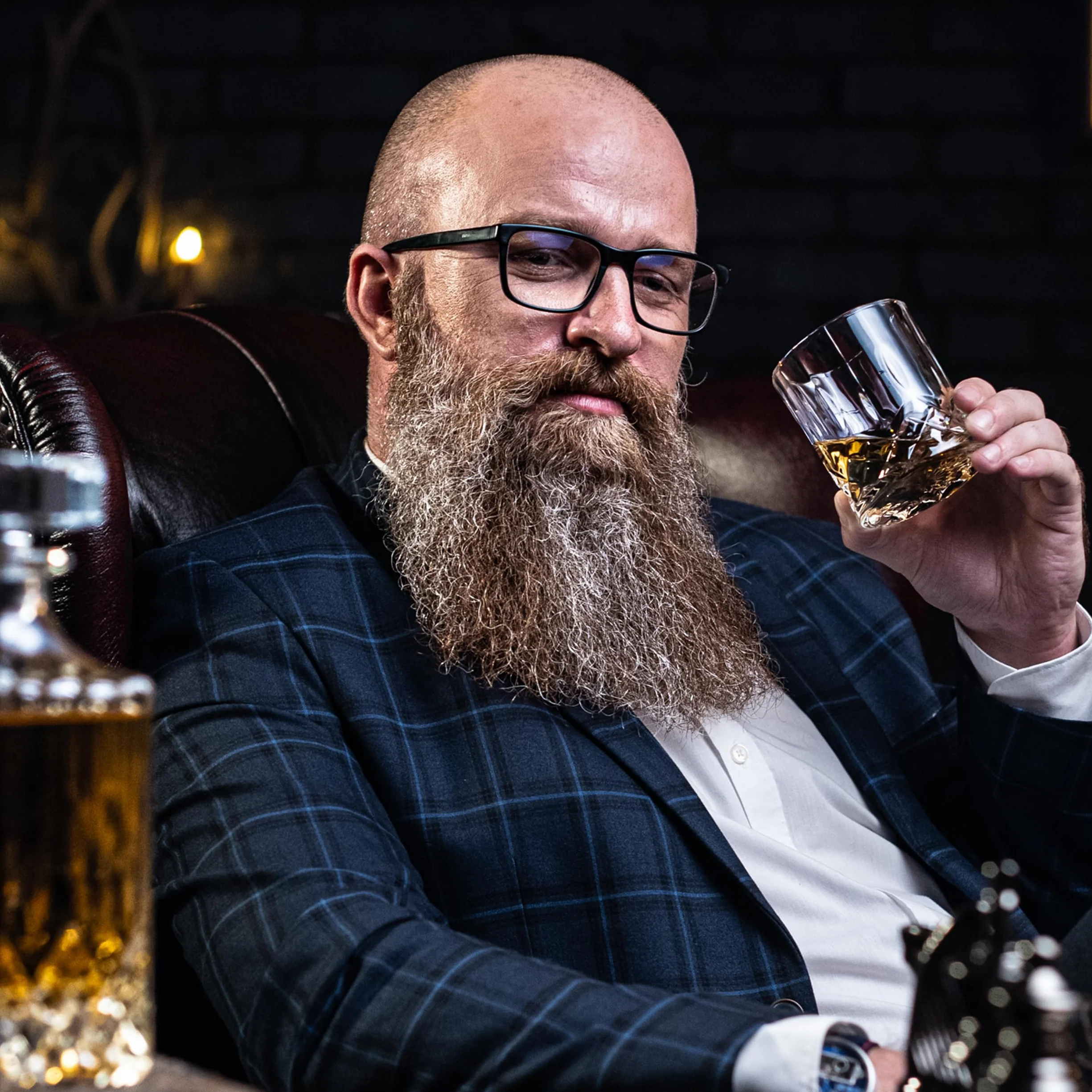 WHISISKEY Zestaw Karafka do Whisky - Zestaw Prezentowy Whiskey - Prezenty dla Mężczyzn - Pomysły na Prezent dla Mężczyzny - Klasyczna Karafka 700ML, 2 Szklanki do Whisky, 8 Kamienie do Whisky