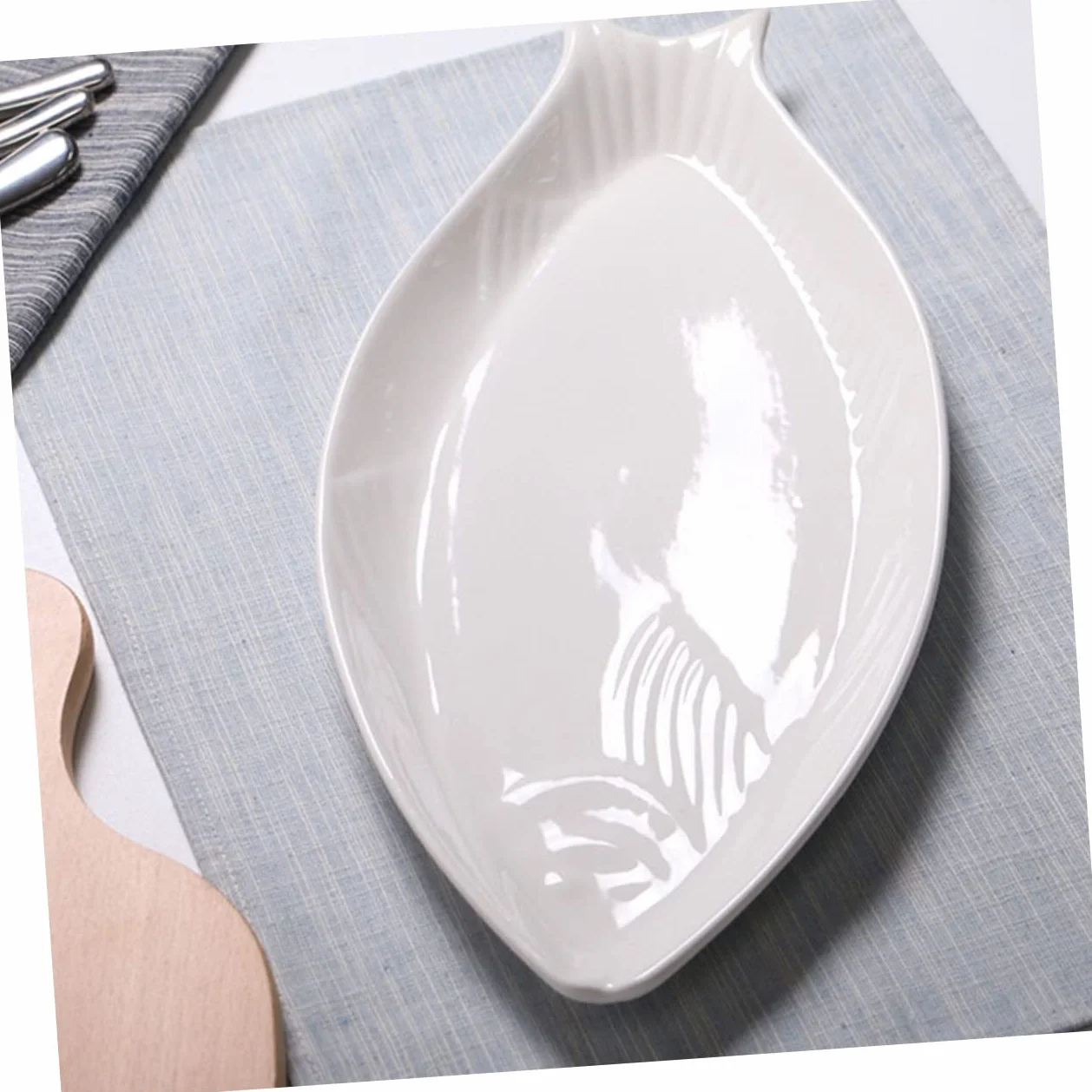 Biały talerz ceramiczny w kształcie ryby, trwała zastawa stołowa, wszechstronna taca do serwowania przystawek i deserów, idealna do użytku domowego, elegancka zastawa stołowa do rozrywki