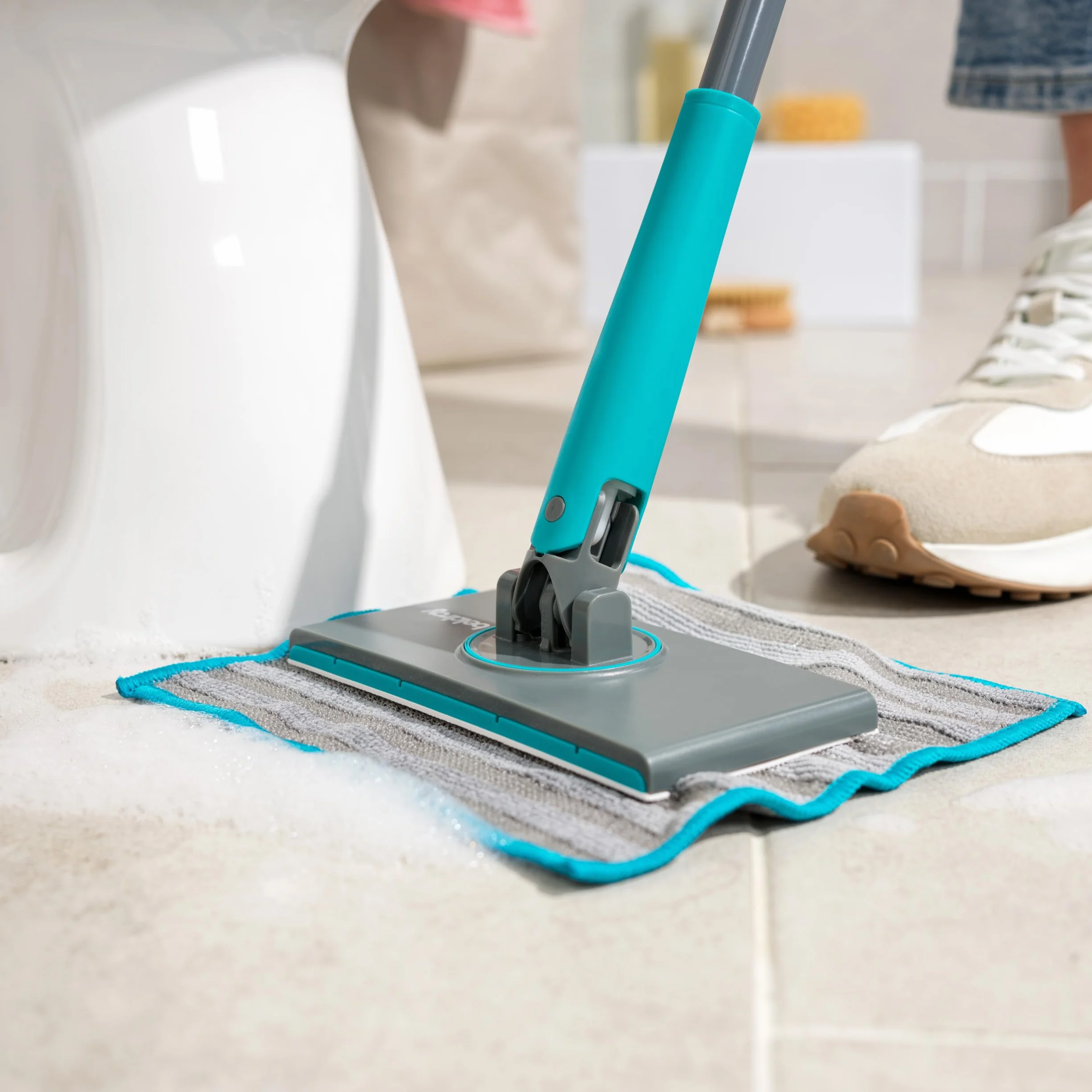 Beldray Anti-Bac Mop łazienkowy z zaczepem Clip-to-Grip - Duża końcówka mopa, Płytki/Podłoga/Lustra/Wanna, Higieniczne uchwyty na kliknięcie, Główka obrotowa 360°, 4 ścierki