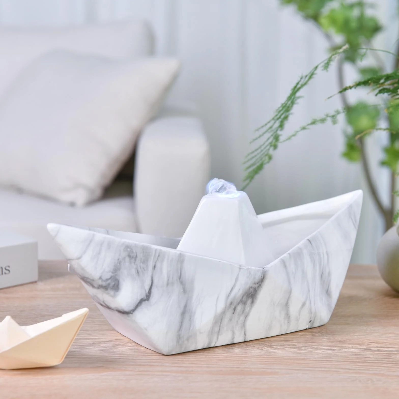 Ceramiczna fontanna do wnętrz Autentyczny efekt marmuru kolorowe światło, typowy i nowoczesny styl, niezwykły Zen Deco, pomysł na prezent dla twórcy, fontanna stołowa, H21x32x14cm - Żeglarstwo