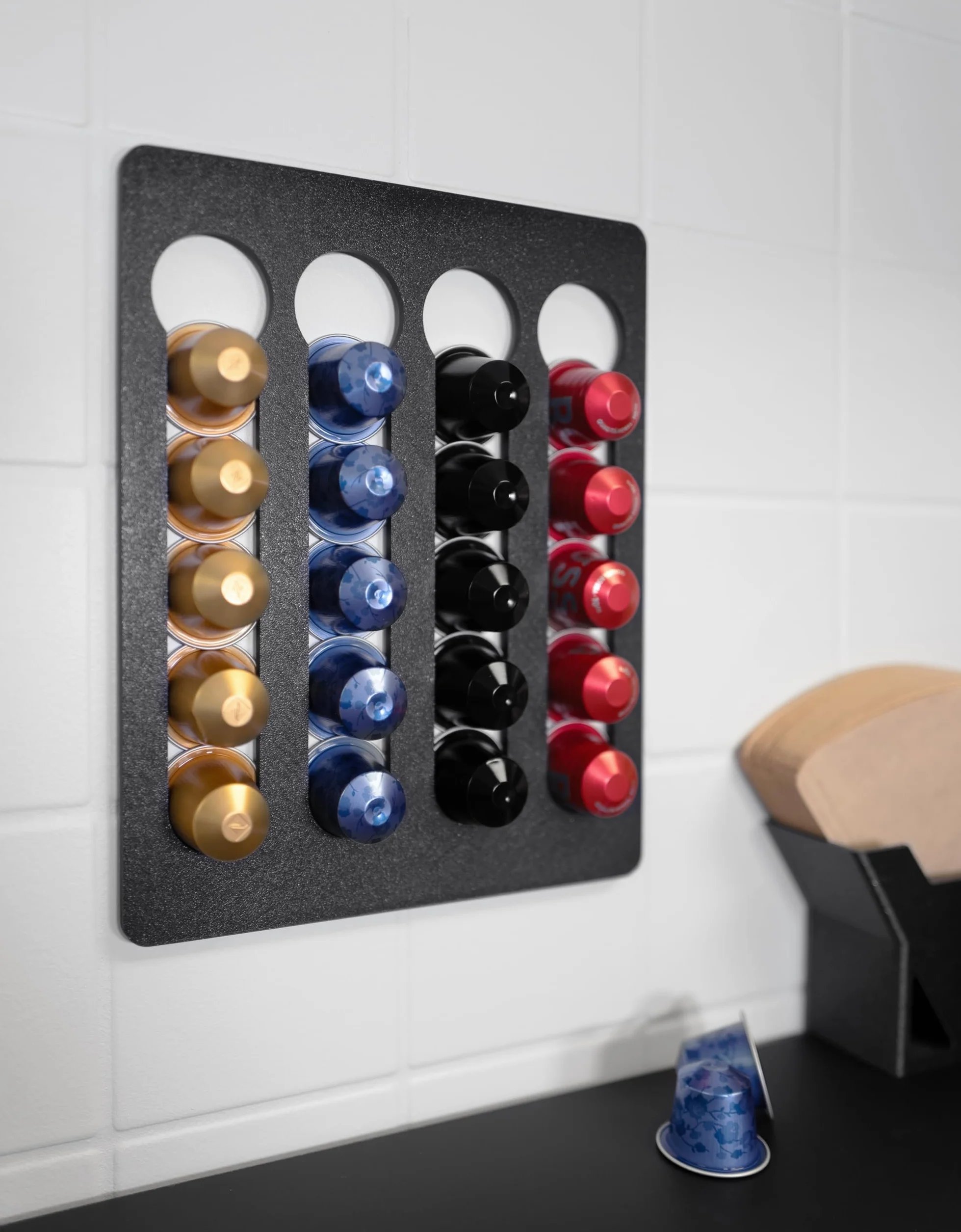 NewGround Designs uchwyt na kapsułki do Nespresso (20 sztuk) - dozownik kapsułek, stojak na kapsułki, uchwyt, uchwyt ścienny bez wiercenia