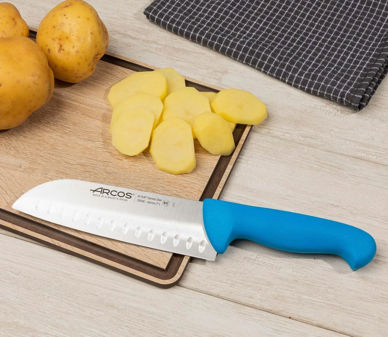 Arcos 290623 seria 2900 nóż santoku azjatycki 180 mm 18/8 stal nierdzewna niebieski uchwyt polipropylenowy