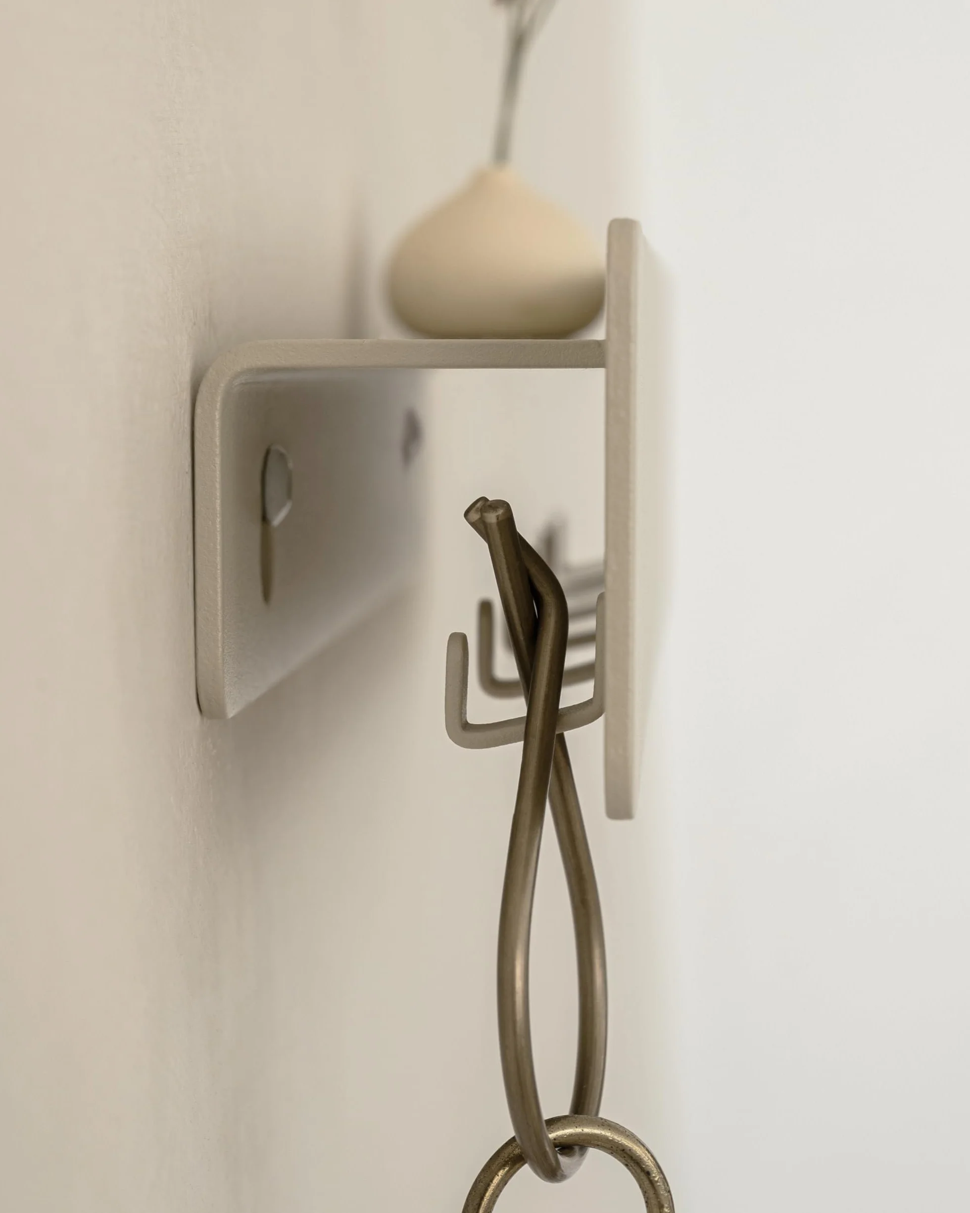 Kazai. Tablica na klucze 'Kian' | Minimalistyczny design haka z Berlina | Nowoczesny metalowy uchwyt z półką | Regał jako mebel do przedpokoju na ścianę | Taupe Piaskowy
