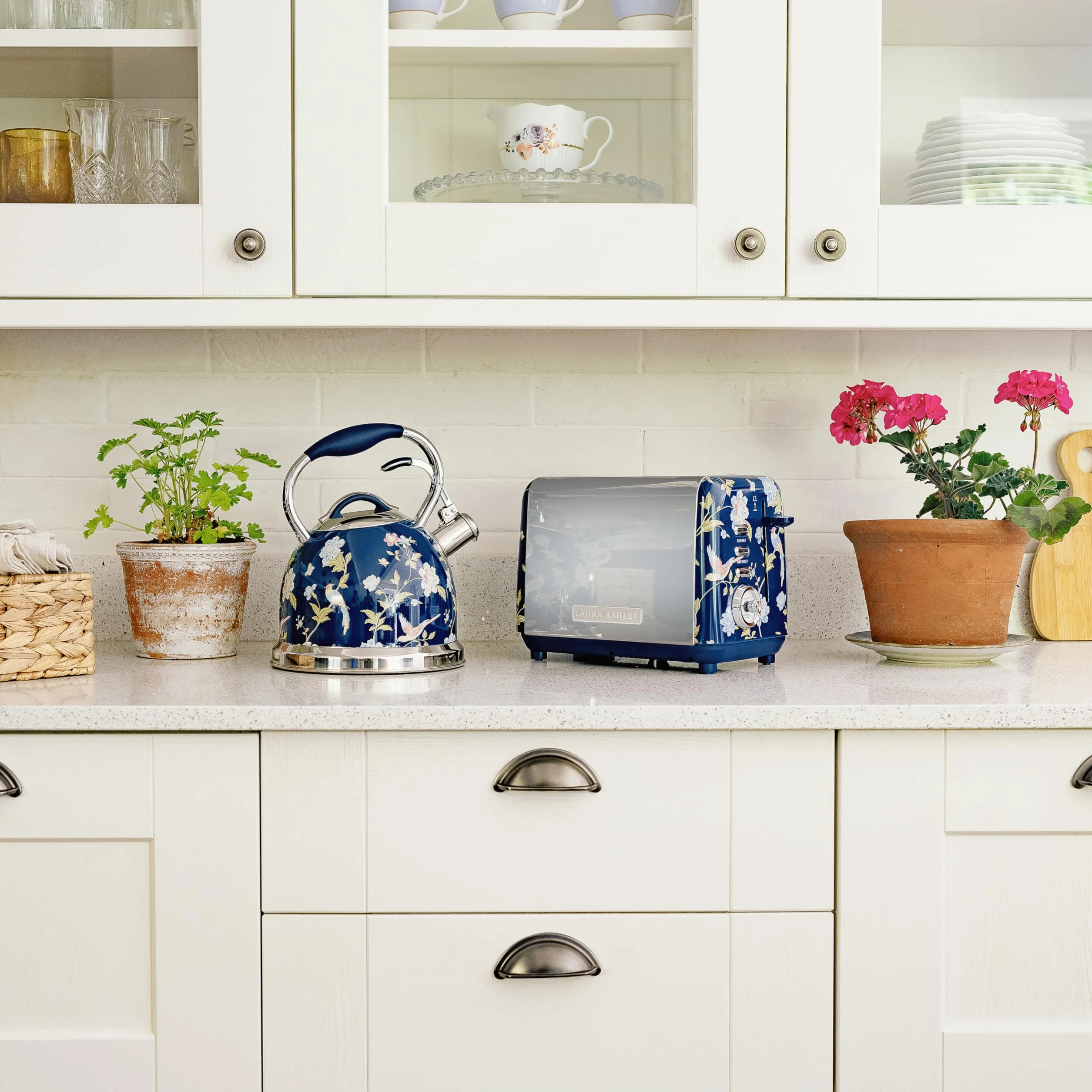 Laura Ashley Elveden Granatowy Czajnik Indukcyjny 2.5 Litry od VQ - Gwizdający Czajnik Szybko Gotujący na Kuchenkę Gazową, Indukcyjną lub Inne Kuchenki z Mechanizmem Przyciskowym