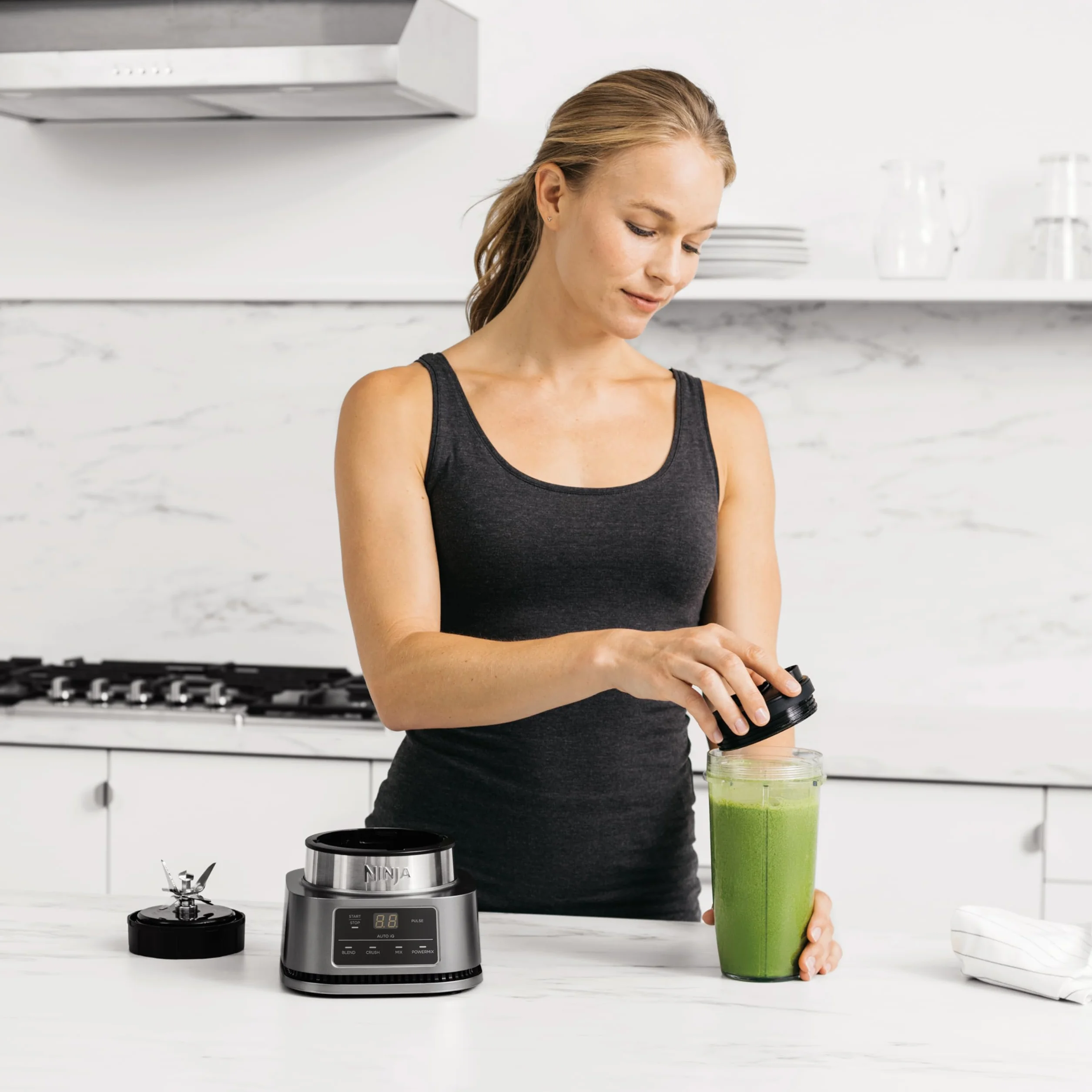 Ninja Foodi Power Nutri Mixer 2W1, Tworzenie Miseczek ze Smoothie, Mieszanie Gęstych Past i Mrożonych Napojów, Programy Automatyczne, Srebrny CB100EU