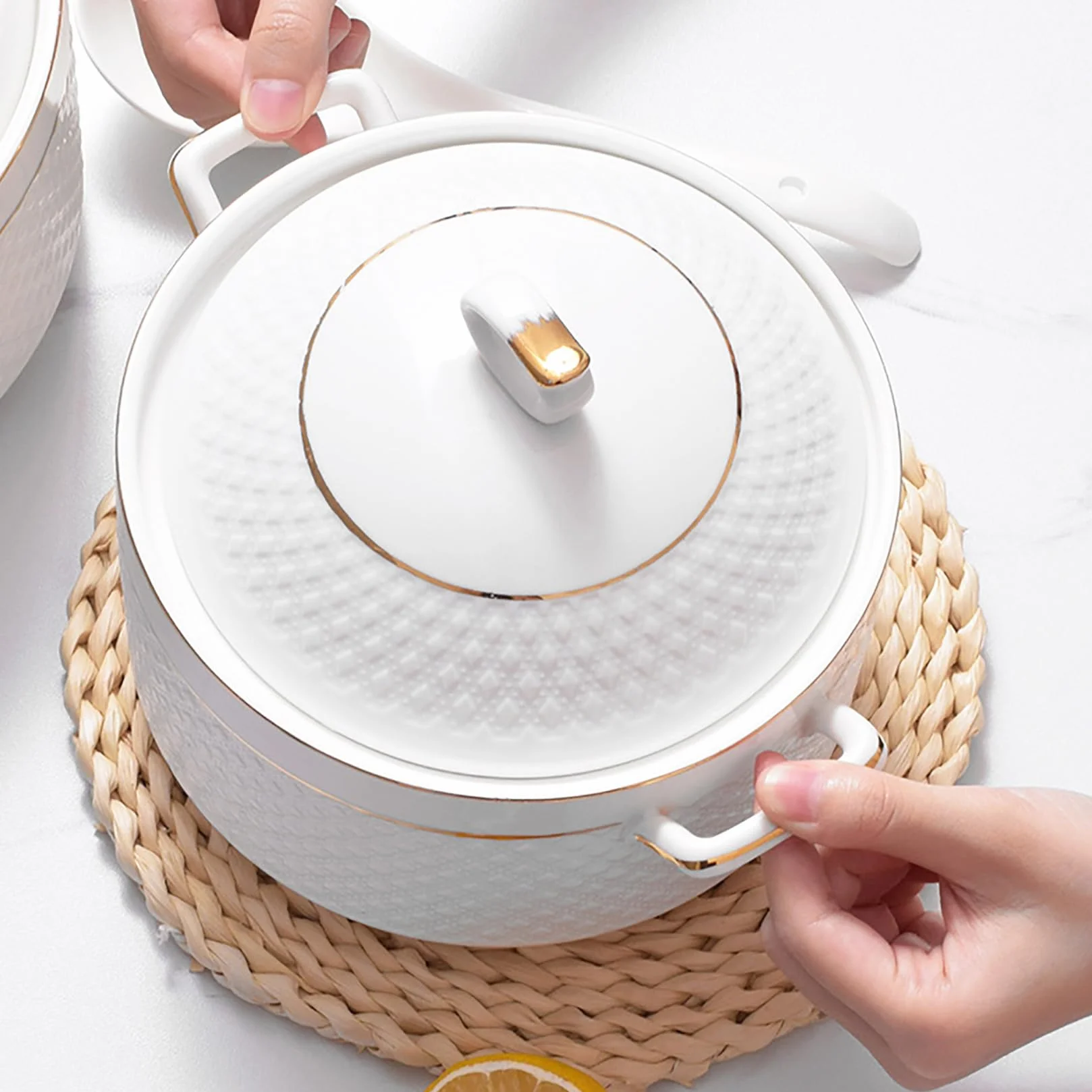 Biała waza do zupy ze złotym wzorem, miska do serwowania zupy z podwójnym uchwytem z pokrywką i łyżką Zastawa stołowa z porcelany kostnej,3.2L